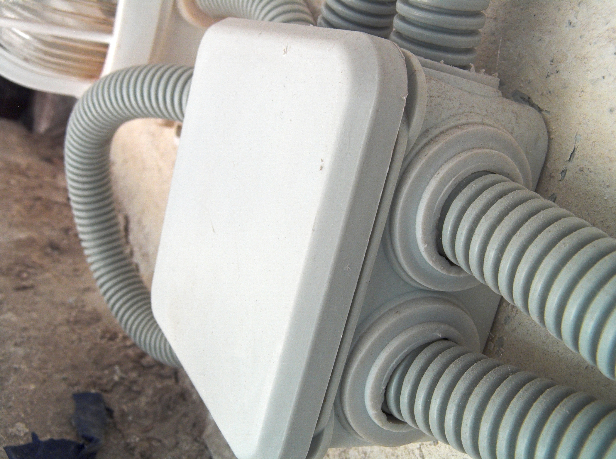 带隙大小分类：金属、导体、半导体、绝缘体和超导体