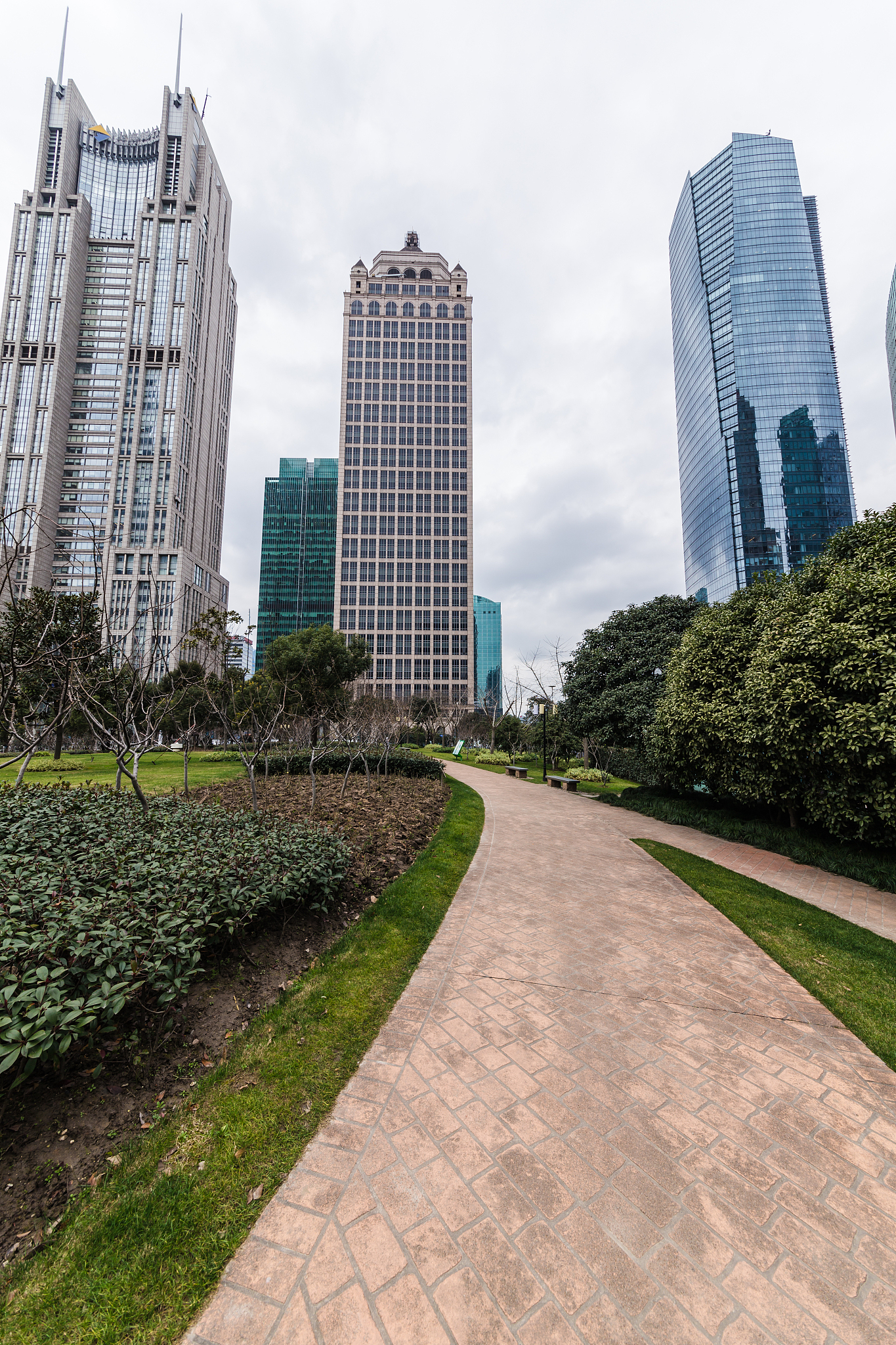 请翻译句子：陆家嘴街道仁恒河滨社区