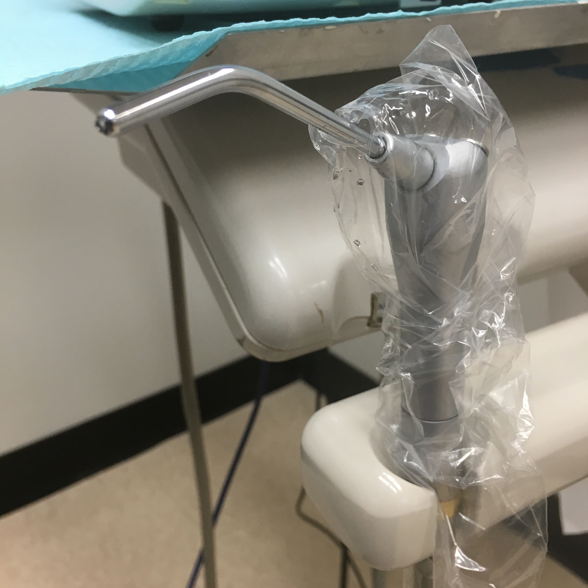 请围绕下面的提纲思路写篇医学专业发言稿逻辑性强有可读性内镜解您难言之隐——内痔内镜下的微创治疗1痔疮的基础知识11痔疮的成因全球公认的理论是肛垫滑动学说肛垫包括盆底动力学改变、Treitz肌退行性变、动静脉吻合调节障碍、病理性肥大、肛垫脱垂、出血、疼痛等12内痔的Goligher分类一类明显的血管充血但不脱垂二类痔在用力时从肛门脱出但可自动还纳三类痔在用力时从肛门脱出不能自动还纳需要人工还纳进入肛