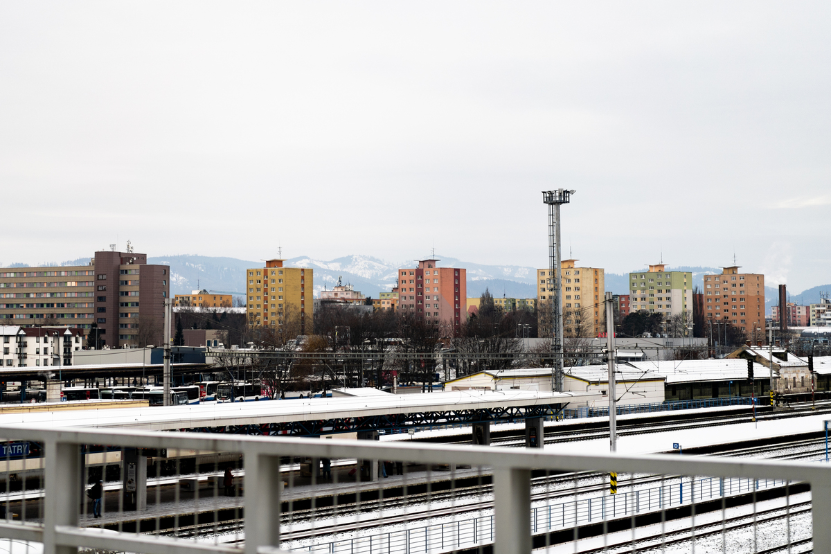 俯瞰被雪覆盖的铁路的冬季城市景观