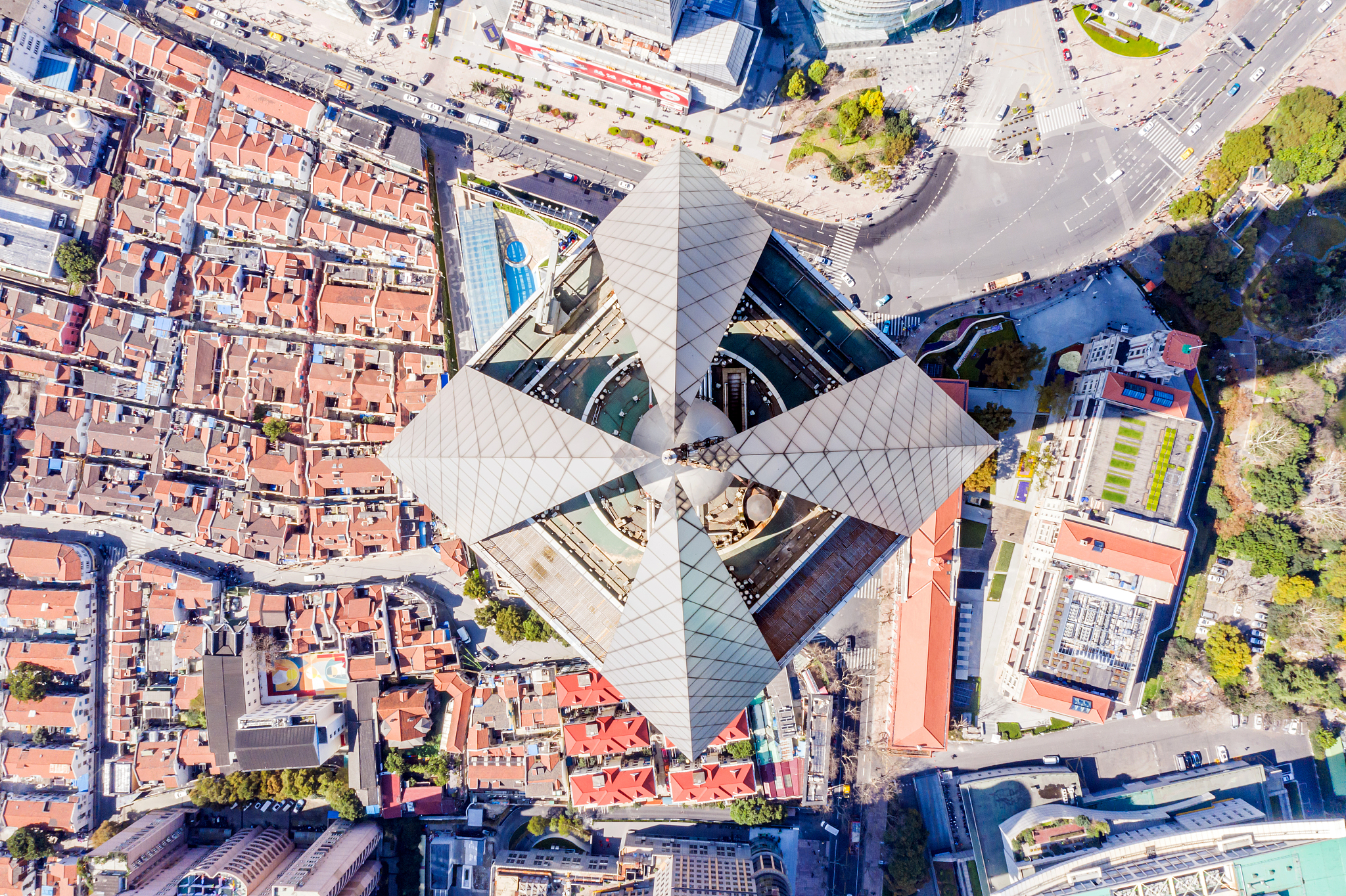 结合上海近郊地区分析并阐述城市蔓延影响下的desakota现象指出成因并提出规划解决思路