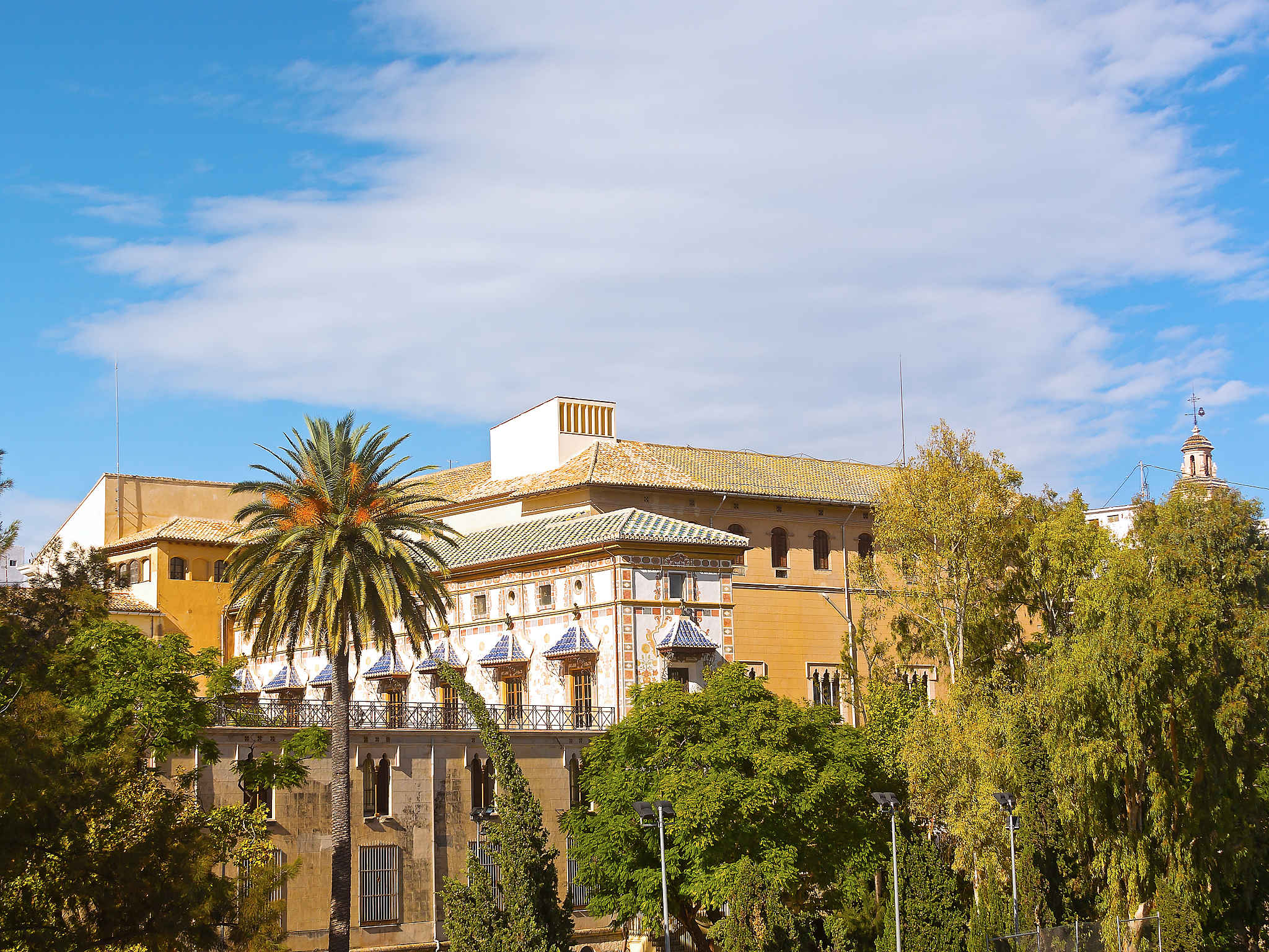 用西班牙语翻译以下内容要求语法正确。西班牙中文教育的历史可以追溯到16世纪当时西班牙殖民者开始在亚洲和美洲地区建立殖民地。在亚洲地区西班牙殖民者与中国建立了贸易关系使得一些西班牙人开始学习中文。到了17世纪一些西班牙传教士开始在中国传教并开始教授中文给西班牙人。然而直到20世纪初西班牙才开始正式开展中文教育。1920年代西班牙政府在马德里和巴塞罗那等城市设立了中文学校以便培养和支持西班牙在中国的商