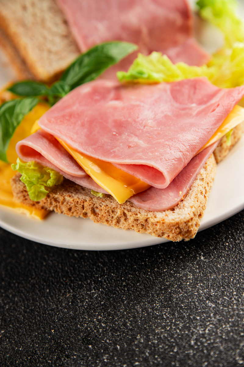三明治最佳火腿片选择指南：种类、口感及搭配建议