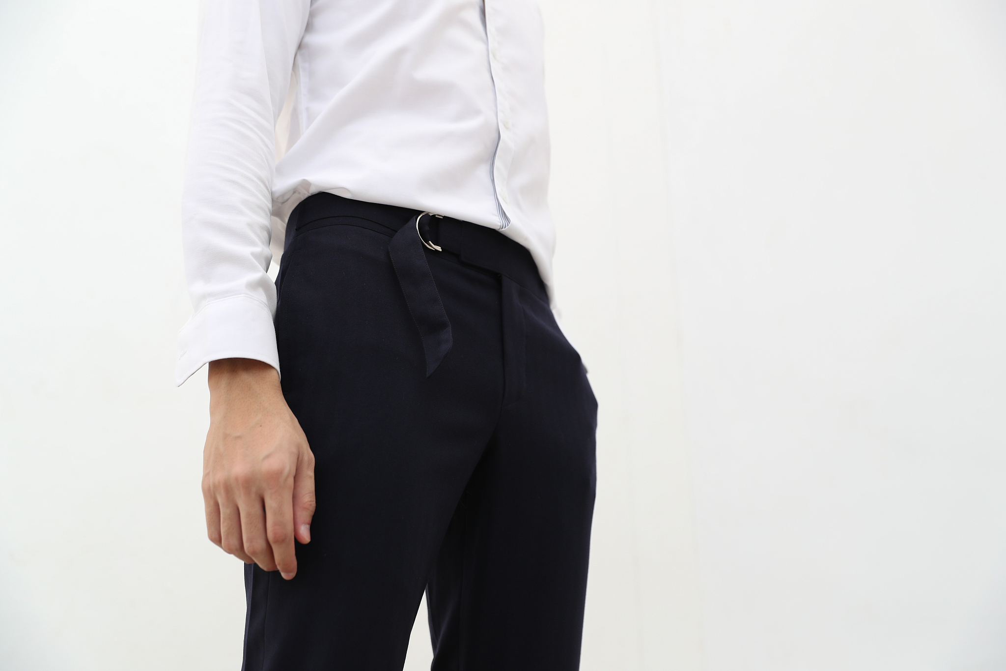 黑白条纹的长袖衬衣和灰色棉麻质地的长裤应该搭配什么颜色和款式的板鞋呢？我身高17365公斤皮肤有点黑头发中长。