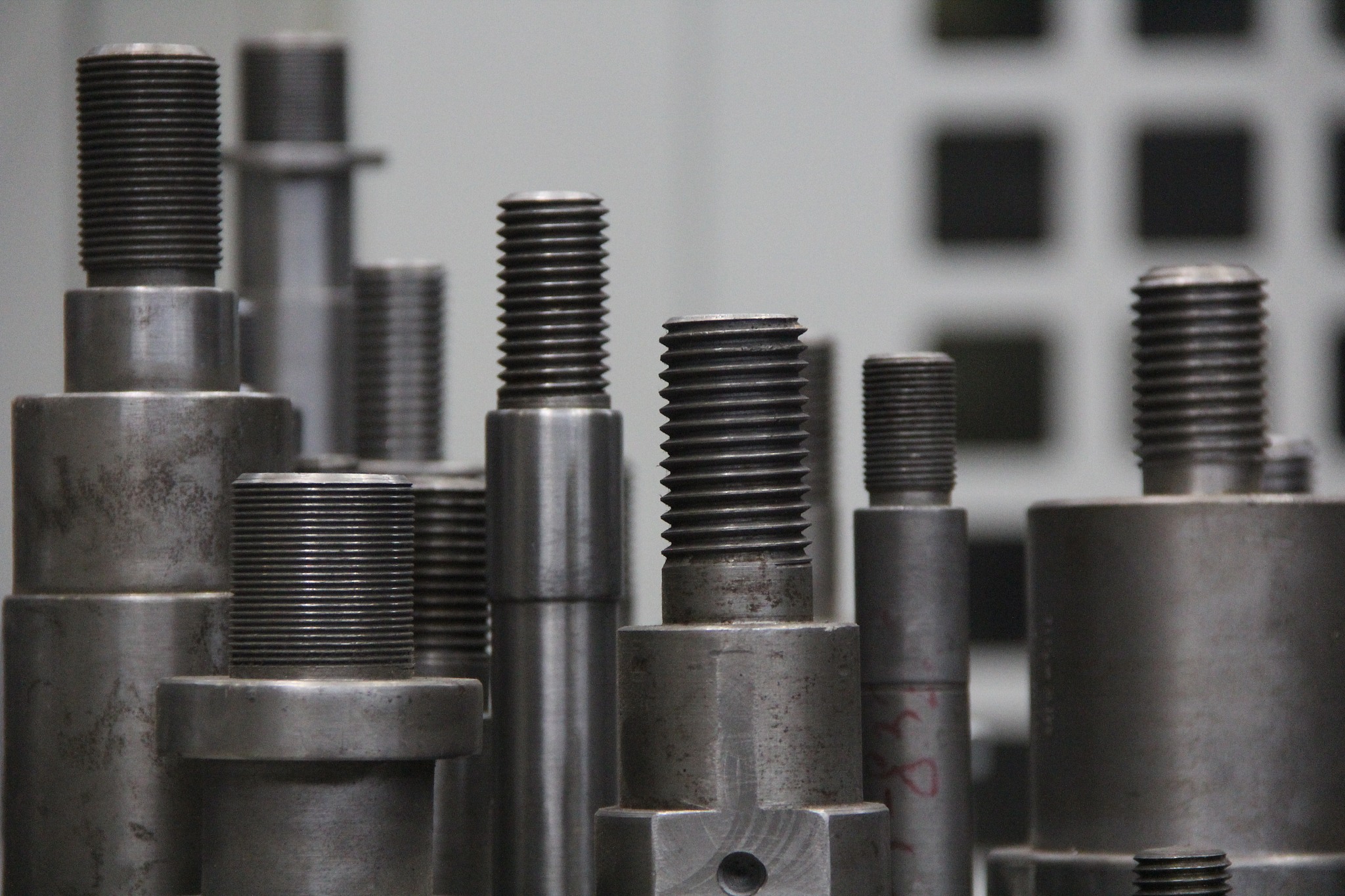 m45x15螺纹在加工中心上怎么编帮我用210字详细描述