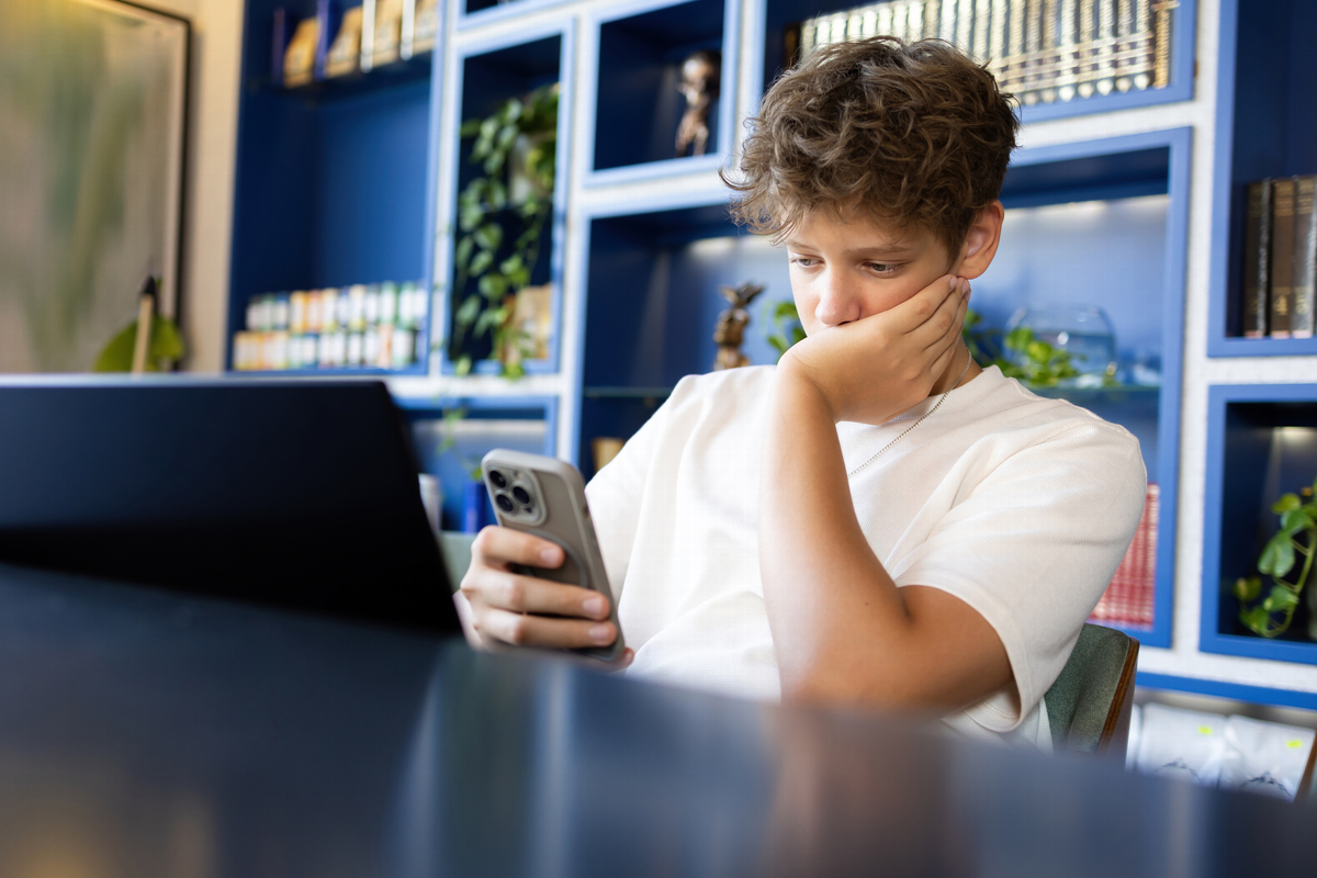 电子产品对青少年健康的影响：危害不容忽视