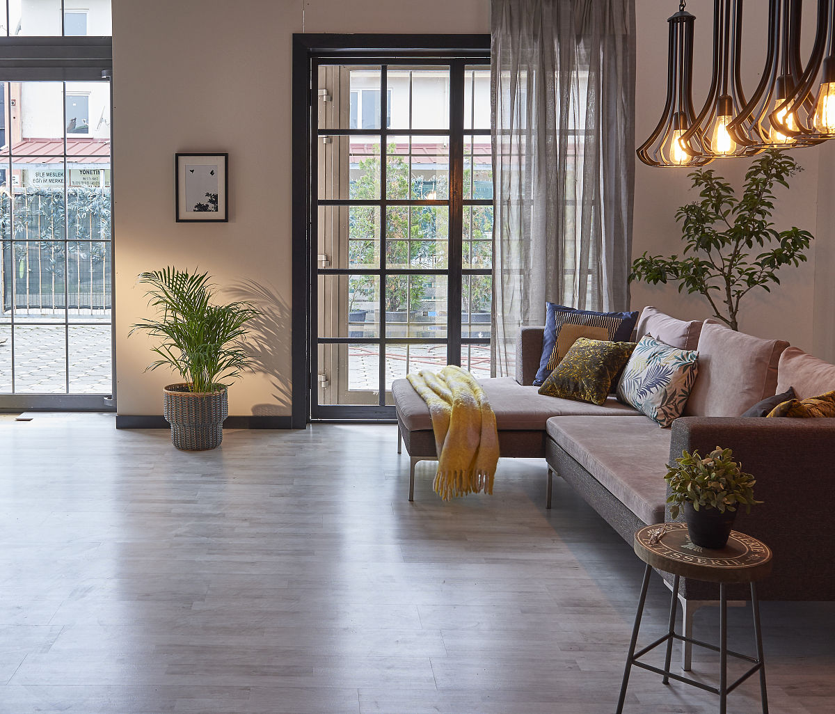 地板是我家居生活中不可或缺的我们生活中每天都会接触到它。我们在挑选地板的时候要找到最适合自己的地方才能够更好的去使用它。那么我们家中的地板颜色该怎么选择呢？下面我来告诉大家地板的五大颜色。1黑色黑色是比较百搭的一个颜色很稳重耐脏。黑色是可以和多种不同的家装风格搭配在一起深色的黑色会更加显得时尚和酷酷的。黑色一直是比较稳