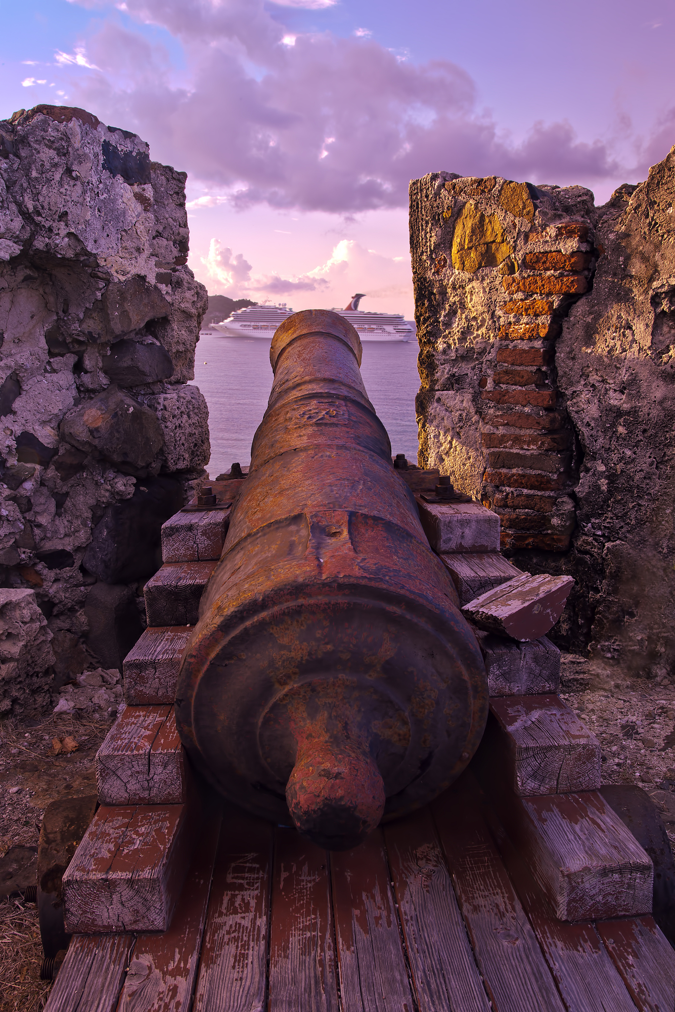 old cannon at fort amsterdamn