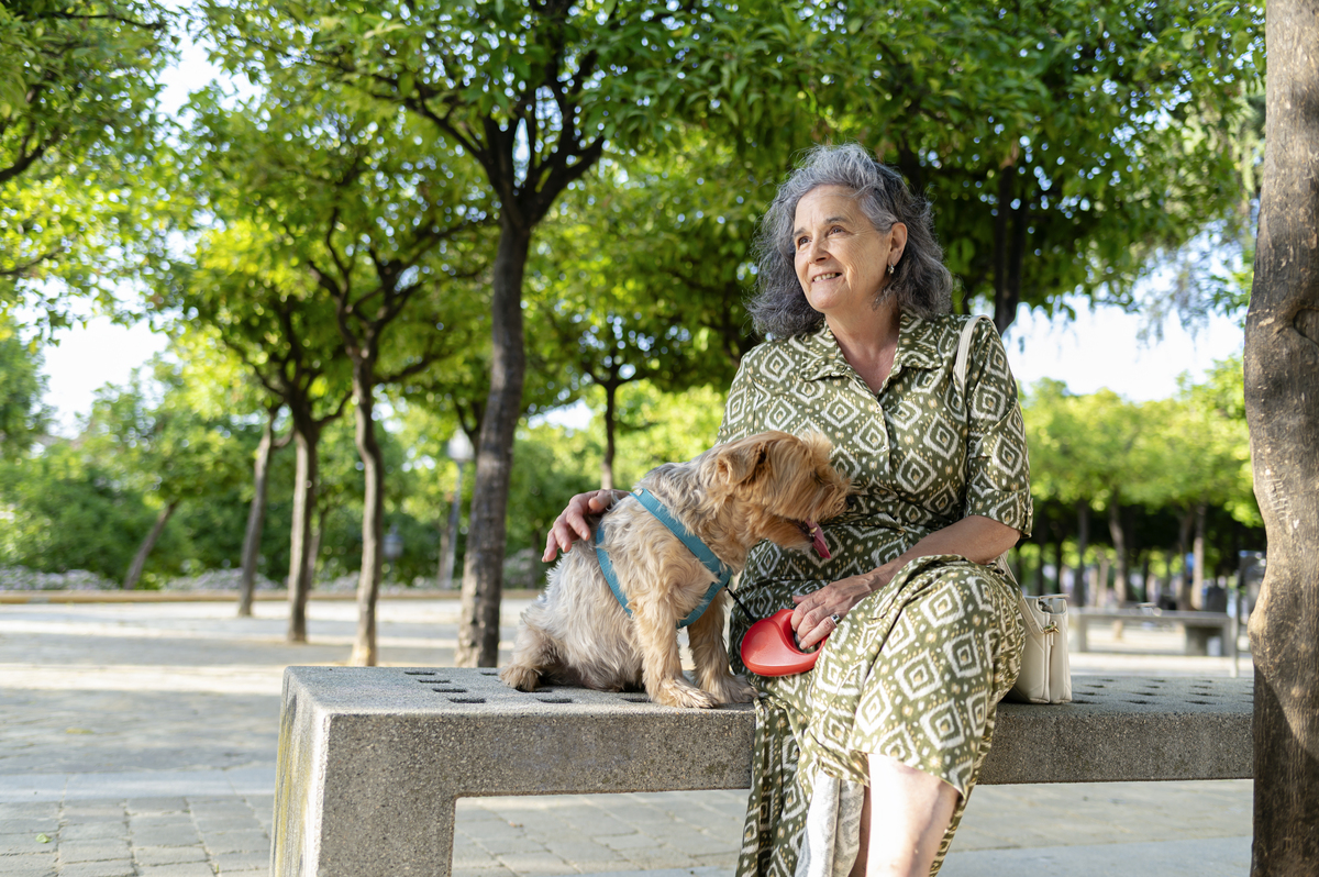 以宠物帮助老年人克服孤独为题写一篇1100文章