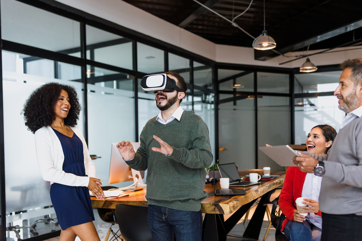 请以《虚拟现实技术在商务翻译课程教学中的有效性探究》为标题生成学术论文并在文内和文末添加参考文献