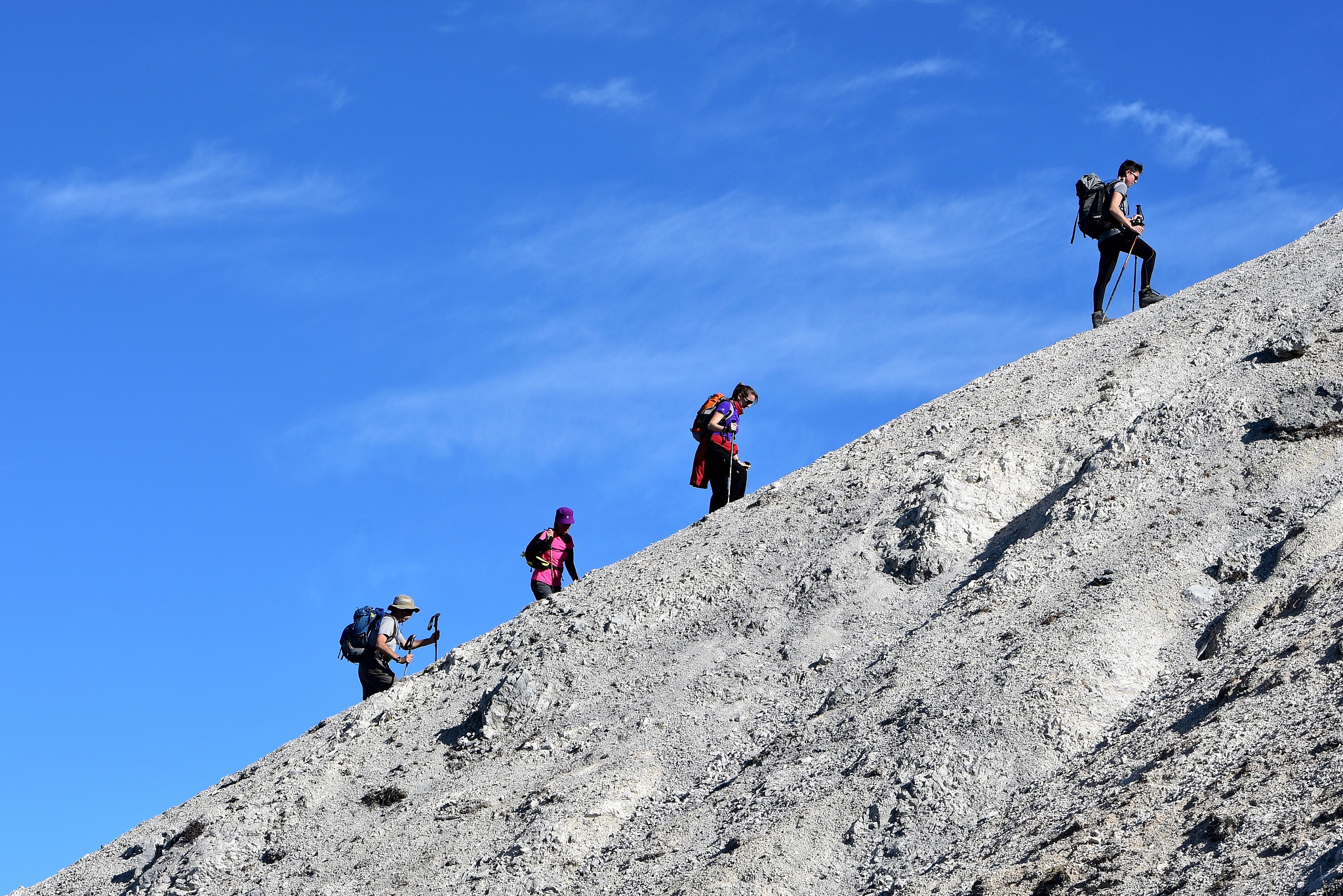 以会当凌绝顶一览众山小为题写一篇北京市中考作文文体为记叙文要详细描写战胜困难爬上山顶的心路历程过程中要有波澜不能平铺直叙同时穿插对山上美丽风景的描述文字要体现出美感。要让人感觉只有通过不懈的坚持和努力通过团队合作互相鼓励才能见到最好的风景才能实现最后的成功进而感悟人生的哲理。字数在1200字左右。开头和结尾很重要开头以回忆往事的方式开始结尾一定要扣题。