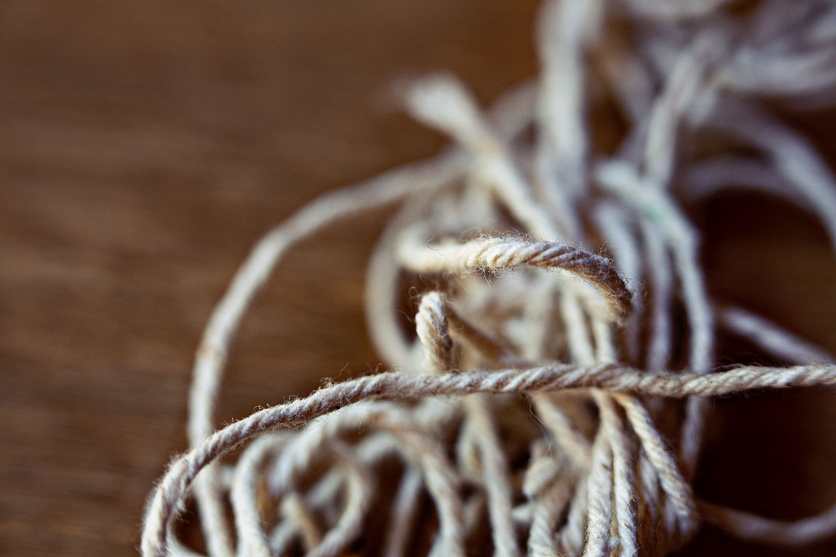 写一个excel的vba逻辑是检查H列的数据不限字符数找到单元格中符合C+数字的字符并删除其后面的字符