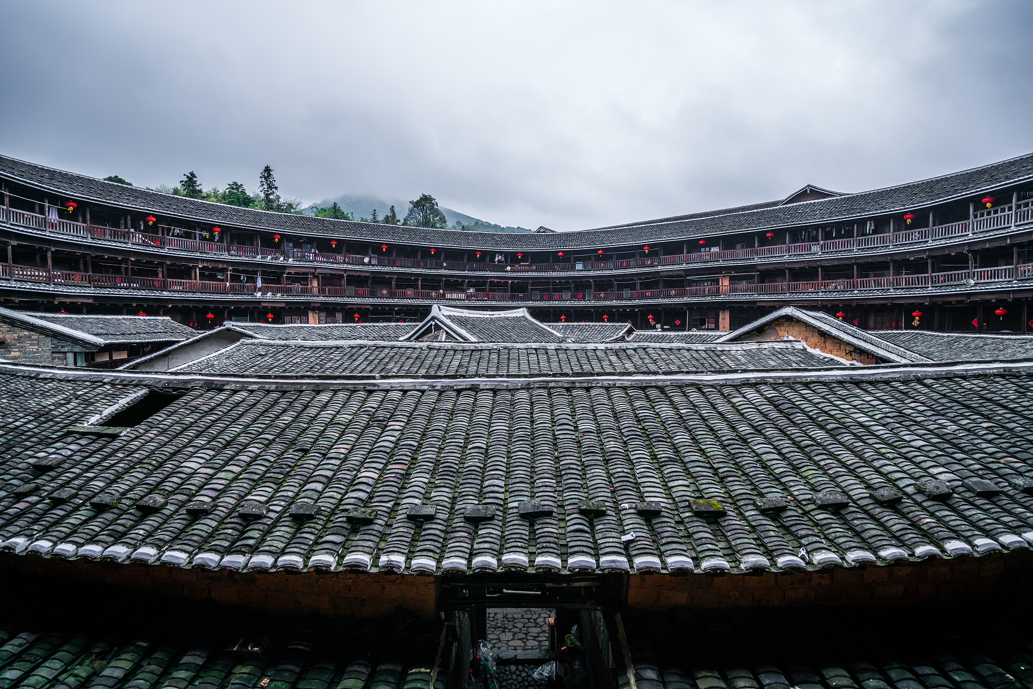 以前古厝后的土地面积是从古厝的边开始测 用250字帮我描述