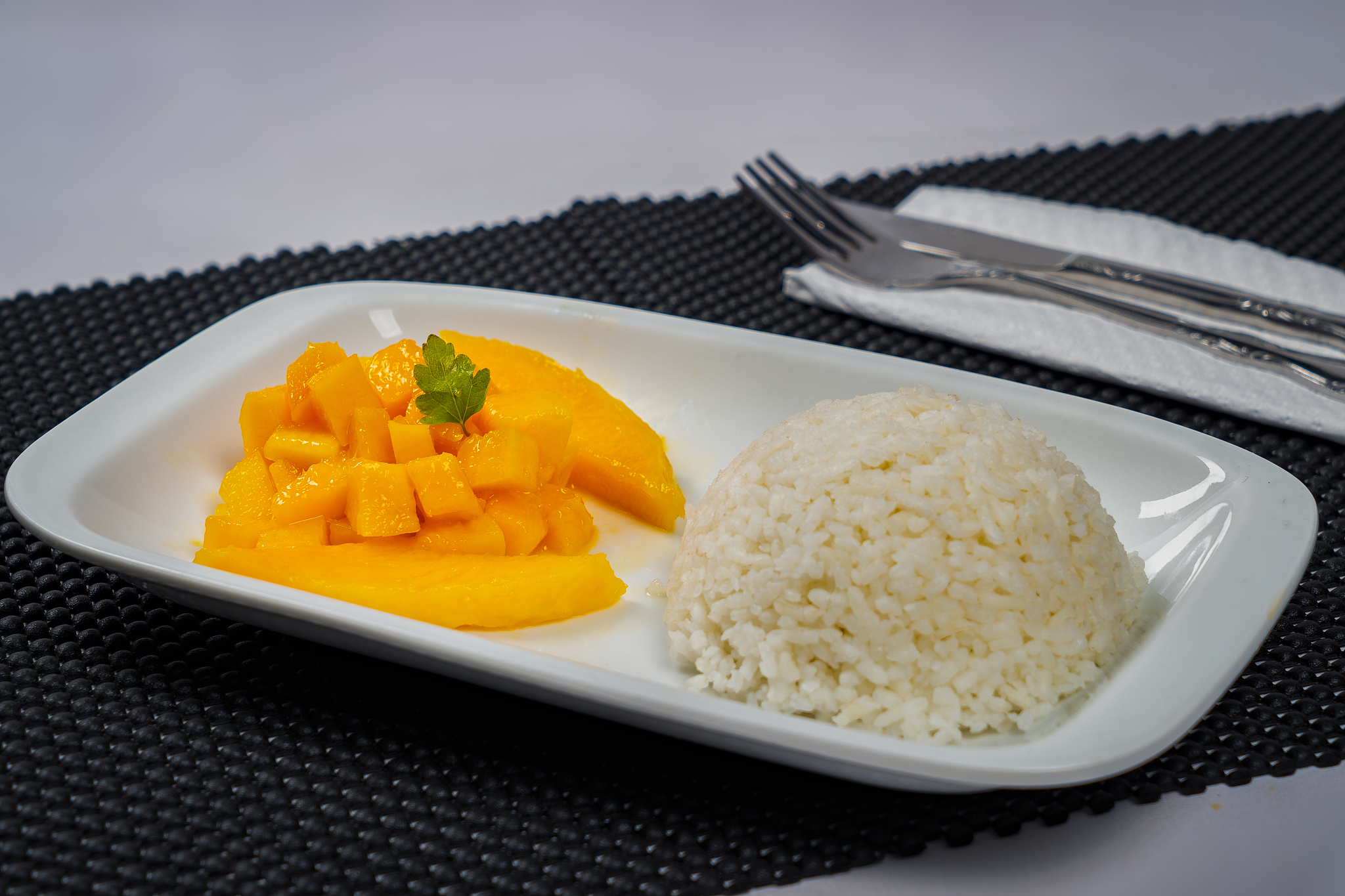 帮我生成一份探店泰式餐厅的文案其中包括椰香马蹄块芒果糯米饭椰子冻200字