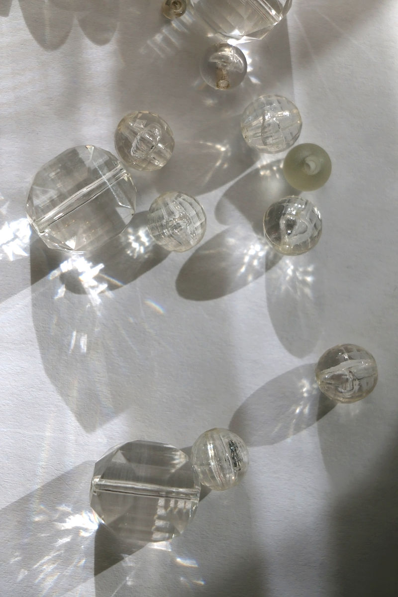 绳带玻璃水晶珠子：点缀家居的艺术之光