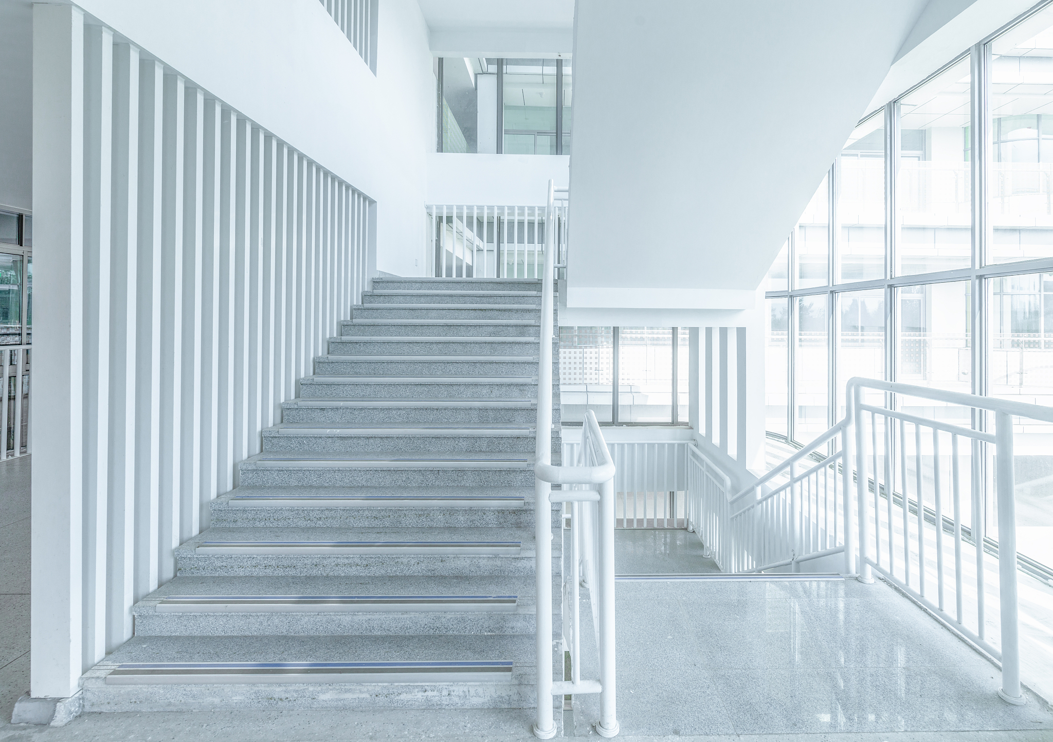 800平方米的阶梯式报告厅需要两个楼梯吗