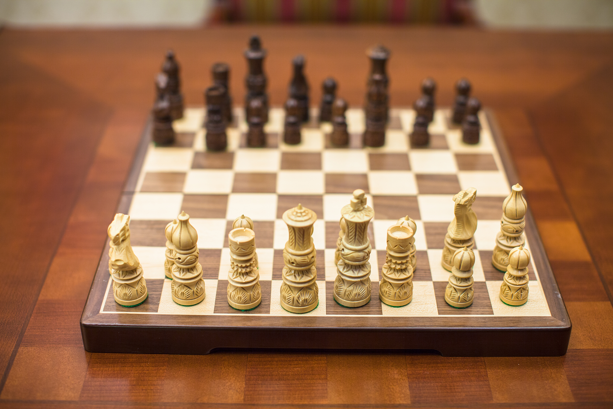 国际象棋International Chess又称欧洲象棋或西洋棋港澳台地区多采用此说法是一种二人对弈的战略棋盘游戏。国际象棋的棋盘由64个黑白相间的格子组成。黑白棋子各16个多用木或塑胶制成也有用石块制作；较为精美的石头、玻璃水晶或金属制棋子常用作装饰摆设。国际象棋是世界上最受欢迎的游戏之一数以亿计的人们以各种方式下国际象棋。在所有棋盘游戏中国际象棋是一种把战略战术和纯技术融为一体的理想游戏。和