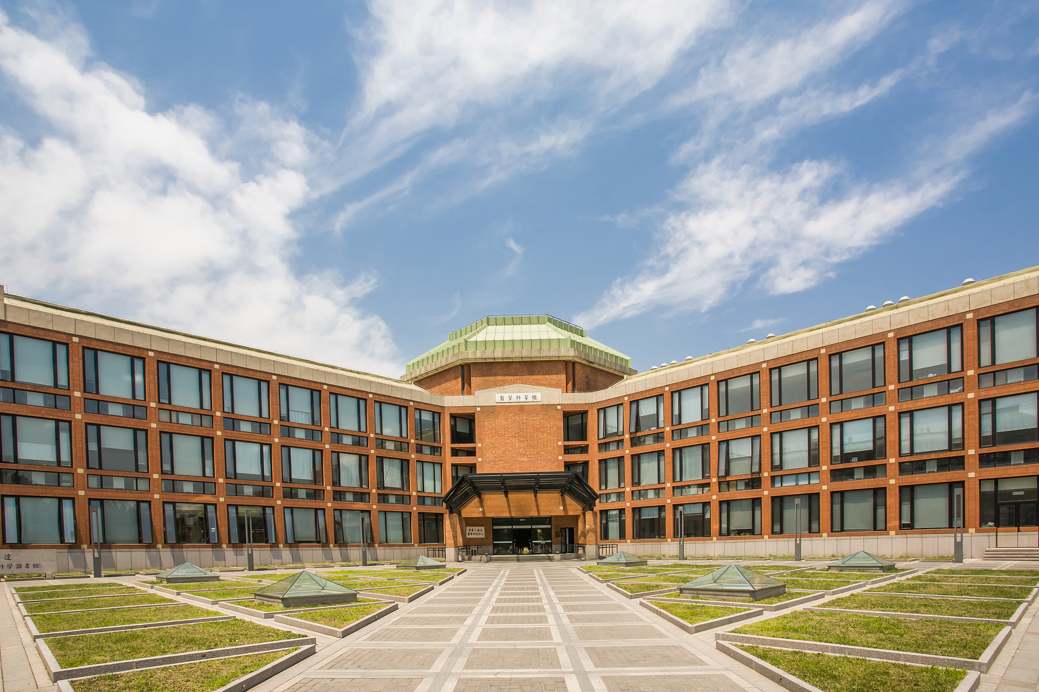 修改：项目团队汇聚了澳门大学工商管理学院和清华大学五道口金融学院的学者。澳門大學工商管理學院具有开设金融科技课程、金融科技論壇的丰富经验清华大学五道口金融学院也有开展金融科技研究的丰富经验和优秀师资。项目团队共同致力于将金融和科技领域的优势发挥到极致实现协同作用。