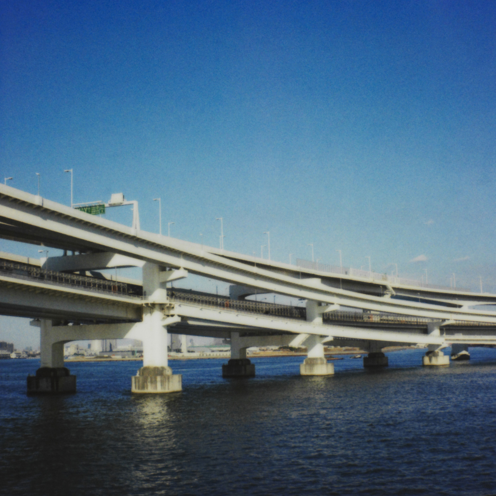 斜拉桥的特点：美观、跨度大、抗震性强