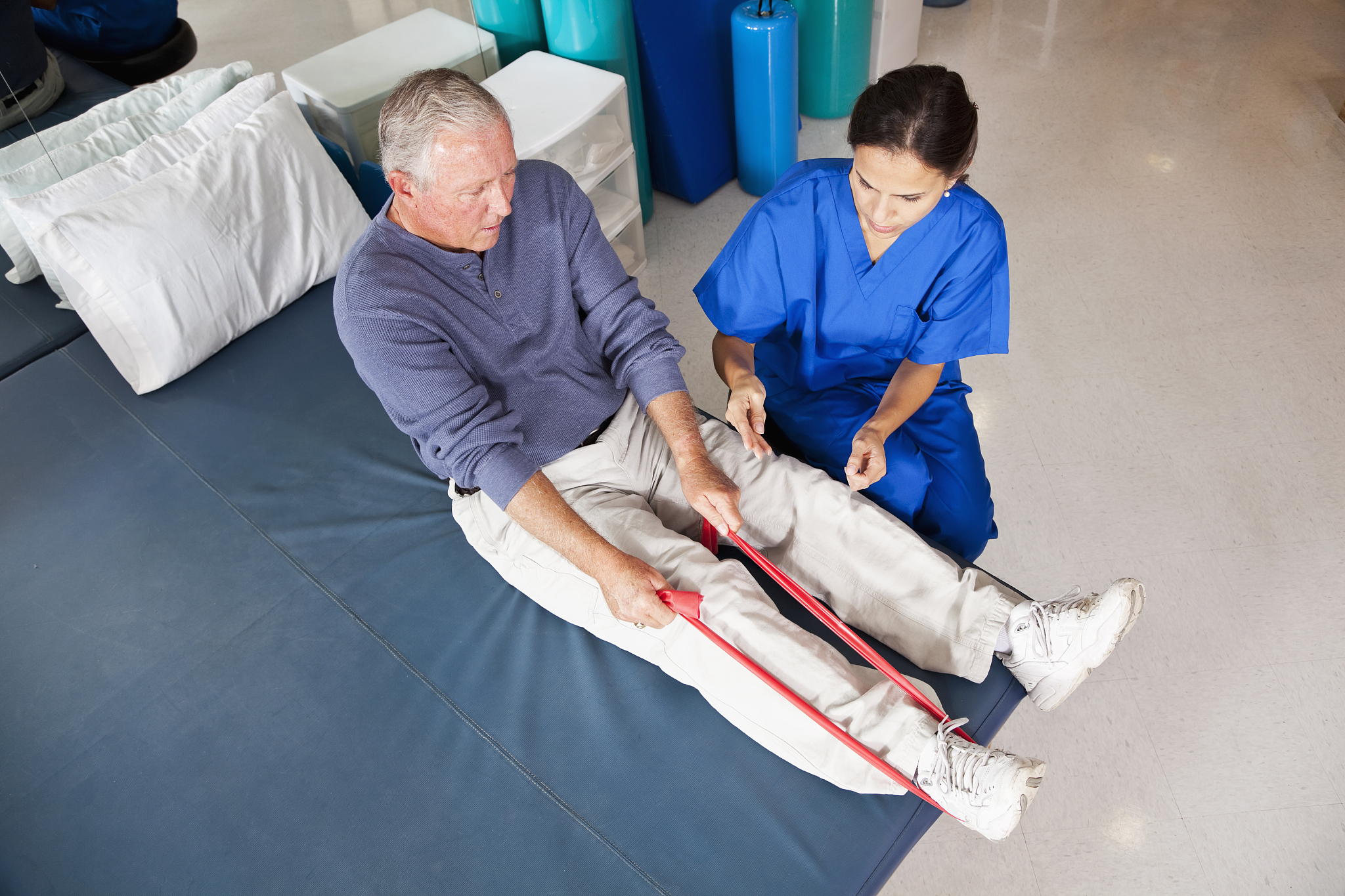 高龄髋部骨折：病因、症状、预防及治疗