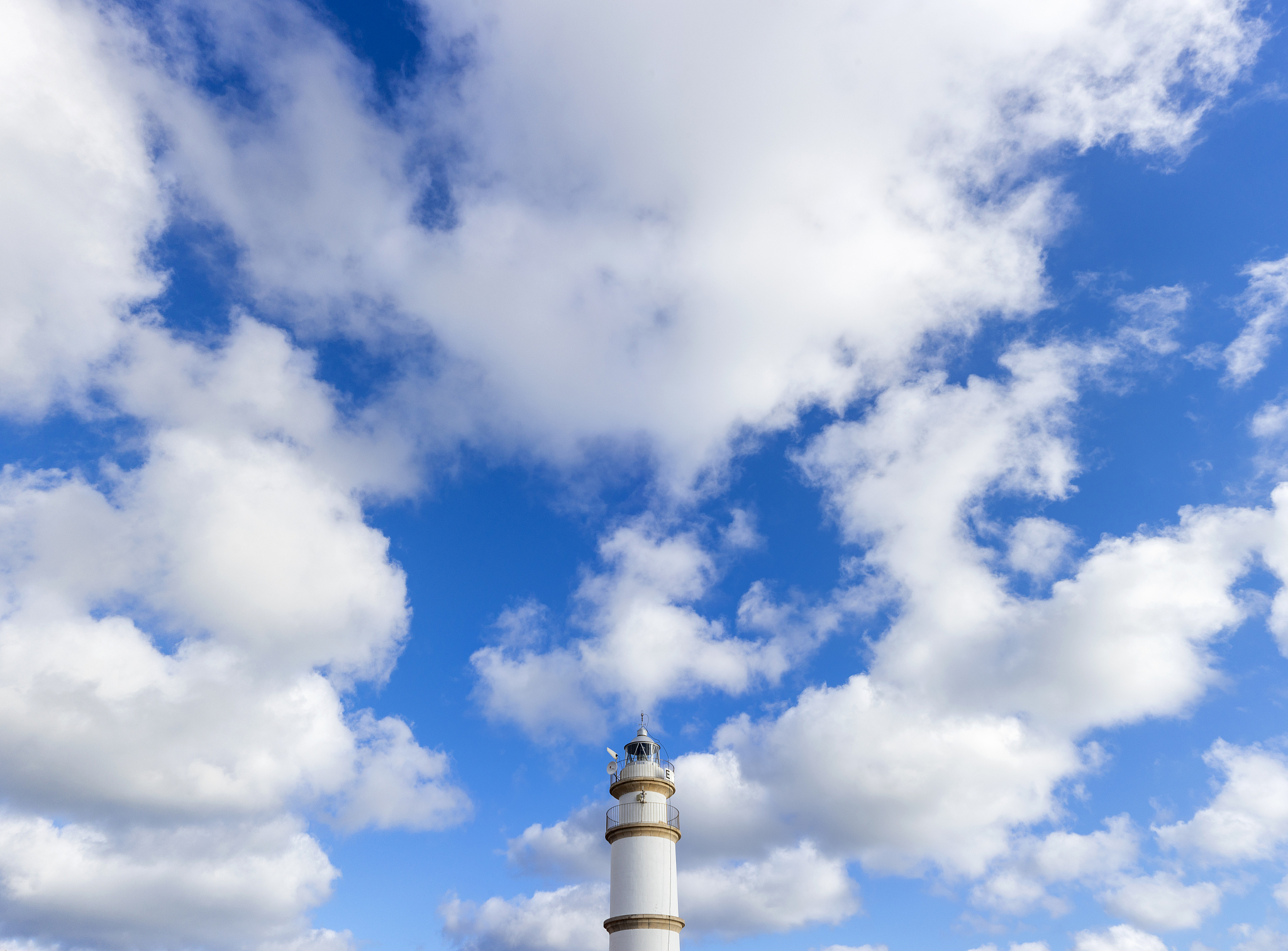 朋友说太阳迷路了我说+迷路了把它找回来+朋友说+找不回来了+离我太远