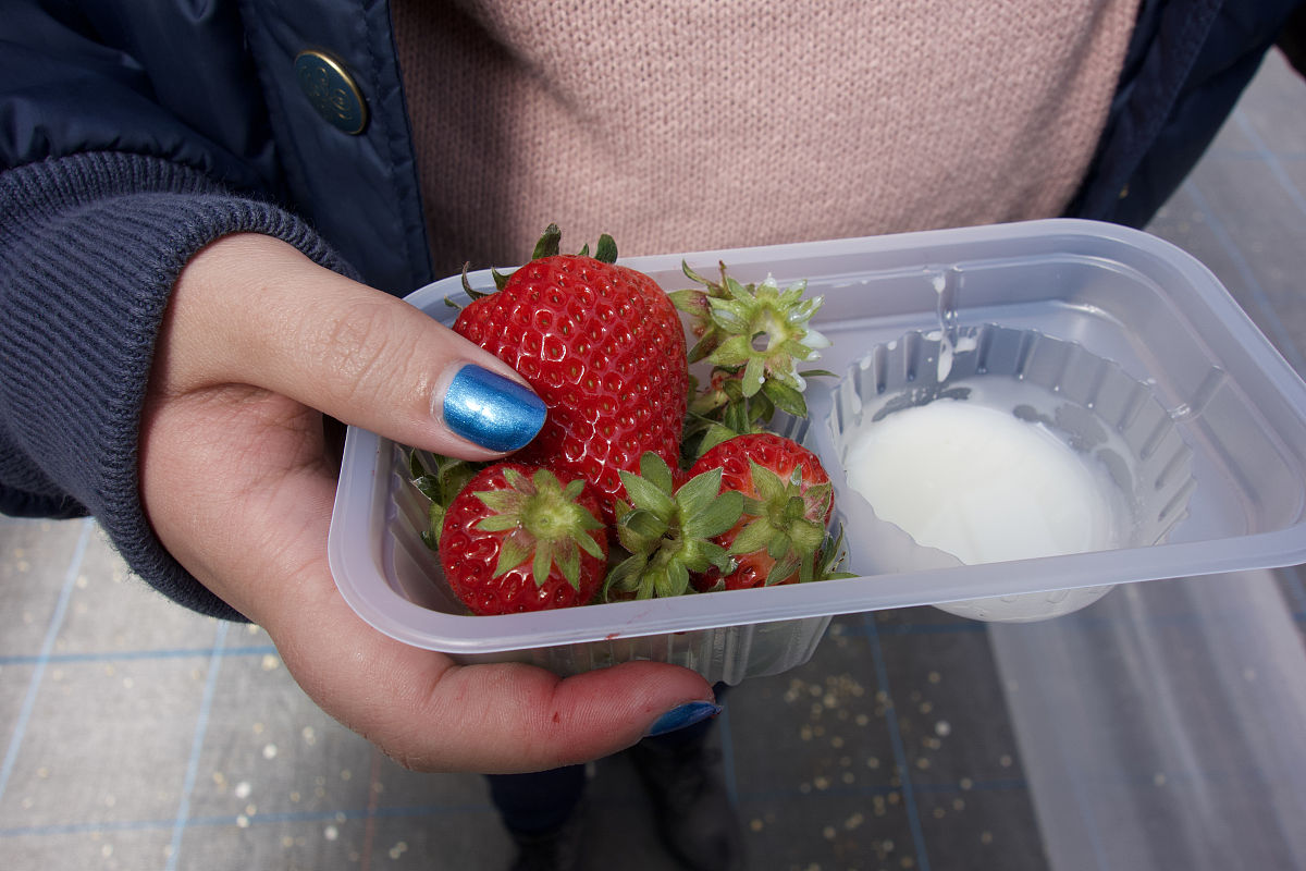 敢吃草莓的人才是最狠的人草莓连续三年被评为全球最脏的果蔬某市随机抽取了118颗草莓的样品结果100都检出农残。农业科学院还发表了一篇文章167批次草莓中有141批次全部检测出了农药。草莓的用药场景啊堪比消杀而且它的表面不平整很多缝隙一般清洗很难将农药洗净。吃草莓会拉肚生病这就是我身体给你的警告千万别小看这些危害许多家长到了草莓的季节就会带着孩子去采草莓还有人摘回家不许直接吃每个孩子都是掌上明珠怎么