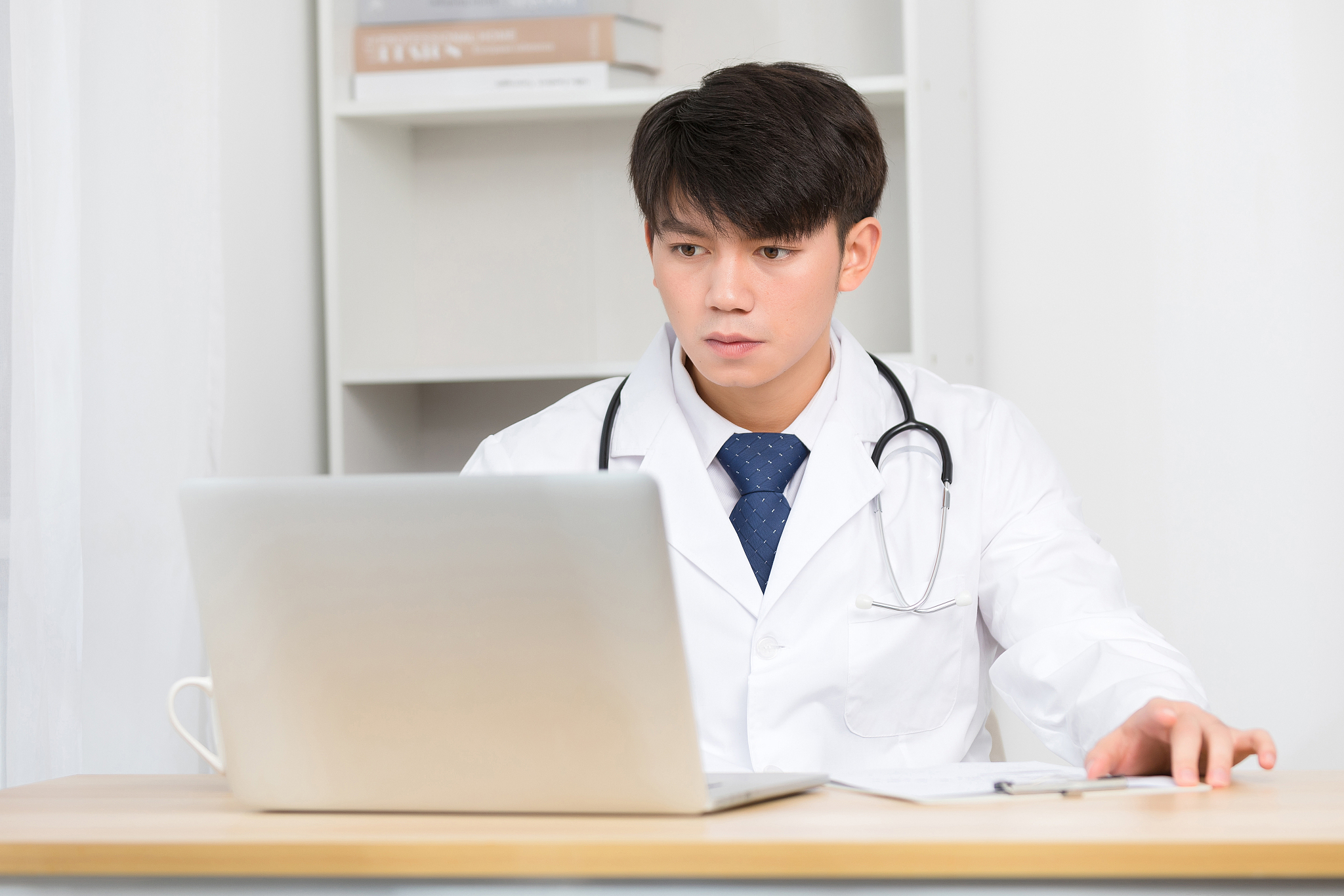 云南商务职业学校护理学专业就业前景分析 - 未来就业方向和薪资待遇