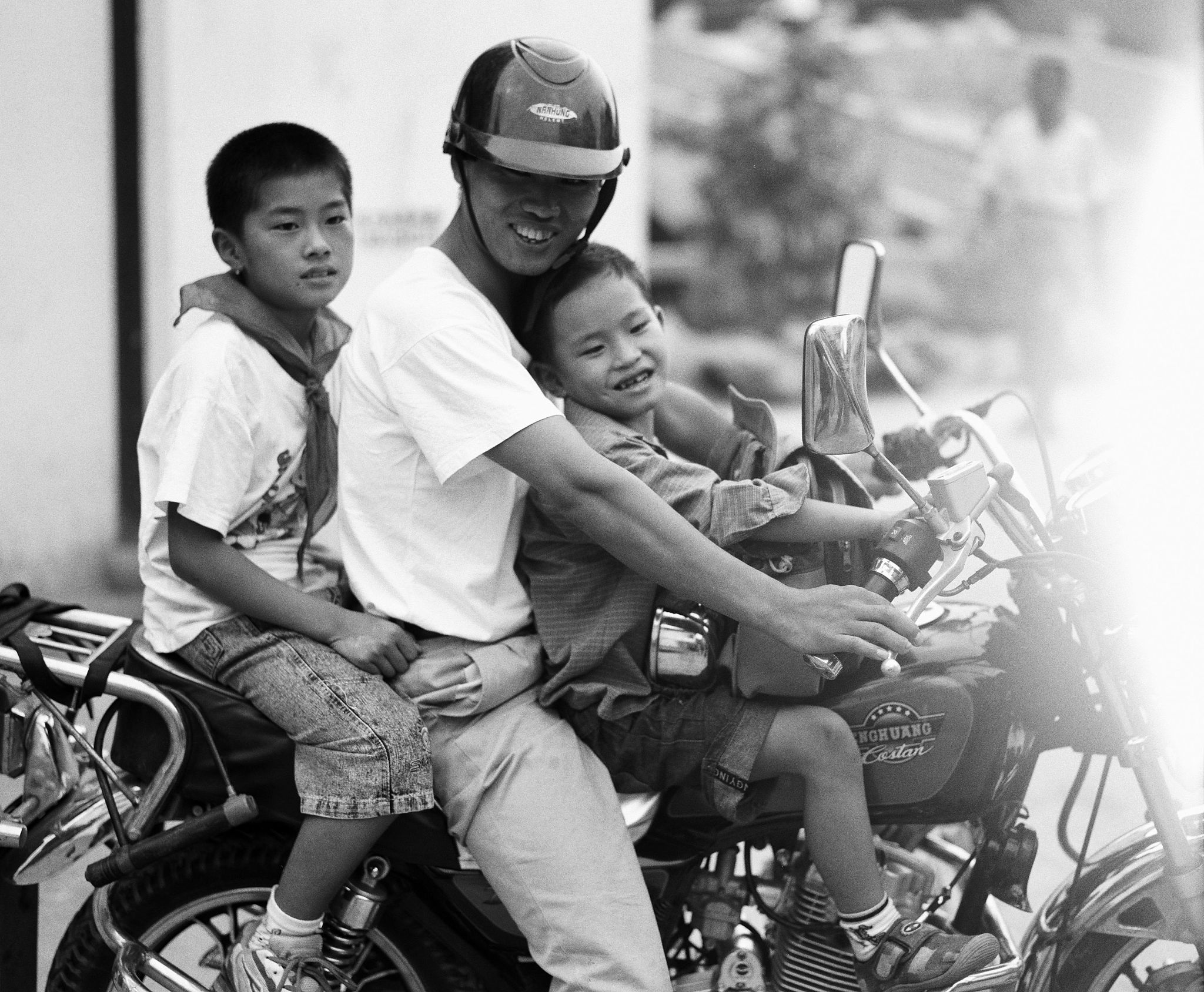 《活着》小男孩抽血致死片段文学分析：现实主义、人性悲剧与生命思考