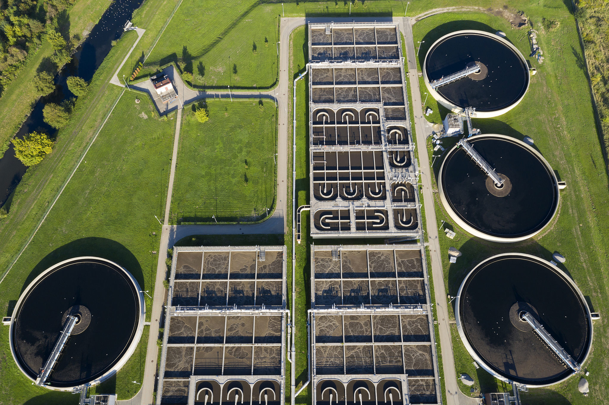 改下下面的话使其意思不变工厂生产过程中产生的工业废水类型复杂而且还具有处理难度系数大与危害程度大的特点废水处理方面的政策与措施面临很多的挑战。这种废水的主要来源为石化行业和纺织工业与造纸工业等所采用的技术与措施存在差别再因此结合废水的特点与特征选择适当与正确的方法和策略来达到高效且绿色处理的目标