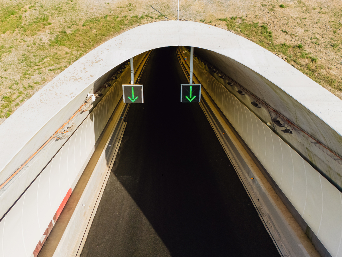 公路隧道监控量测技术研究现状：国内外对比