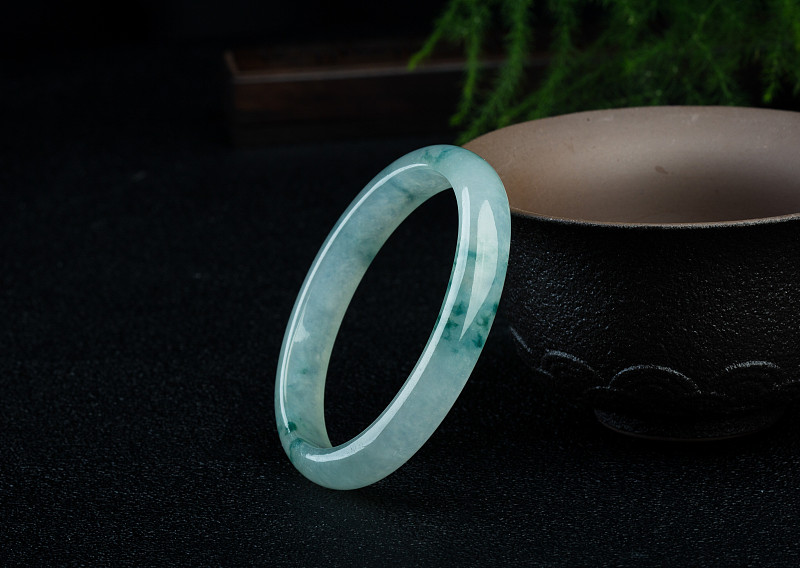 冰种翡翠：冰清玉莹，透着含蓄之美