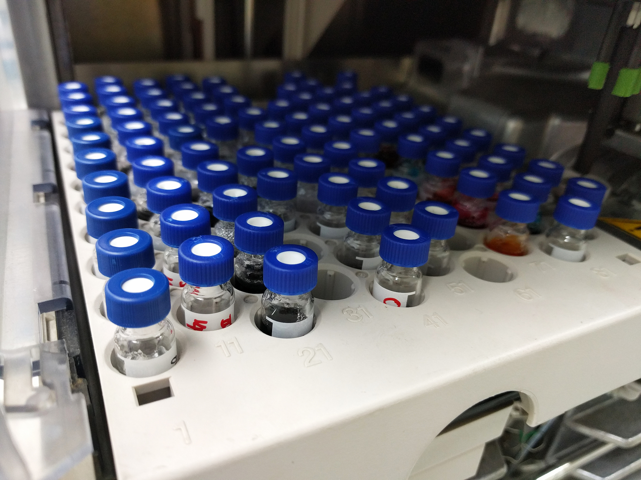 对以下文字降重首先往探针台中放入器件步骤如下：1确保探针已抬起以及真 空阀已关闭。2打开通气阀向样品室内充气先开启一点然后缓慢开启。3气压平衡后拧开气密螺丝取下舱盖。4放入样品放样过程中不可触碰探针。5盖好舱盖拧紧气密螺丝关闭通气阀。6打开抽真空系统。7缓慢开启一点真空阀待抽气声音变小后再缓慢开启真空阀最后完全开启。8下针先粗调后观察显微镜显示屏细调注意最后接触样品时接触上即可不可过度有机薄膜和电