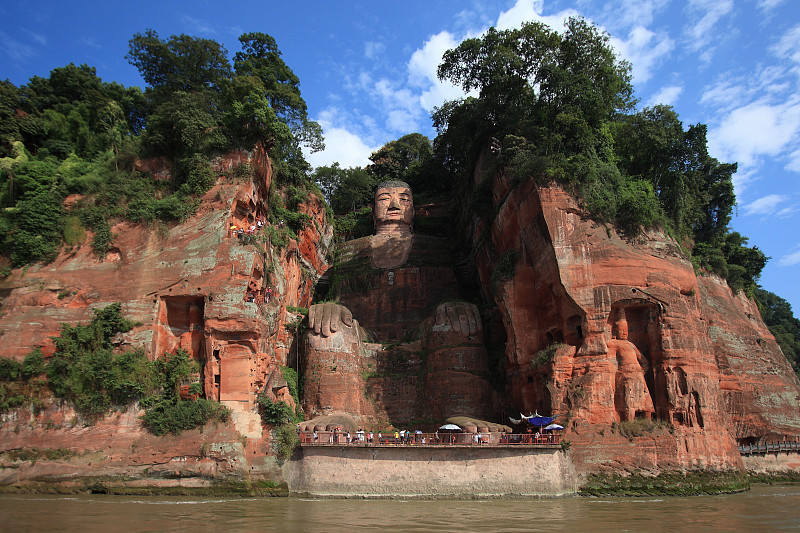 我五一假期打算和我的父母一起去乐山附近玩4天左右而且我们不想爬山你能给我做一份详细到出行应坐什么交通工具然后景区门票多少钱有具体游玩时间的行程规划吗？