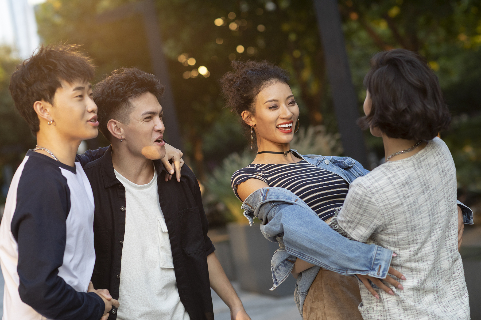 来啰来啰飞奔而来脸颊微红把纤细的小手放在胸膛试图平息