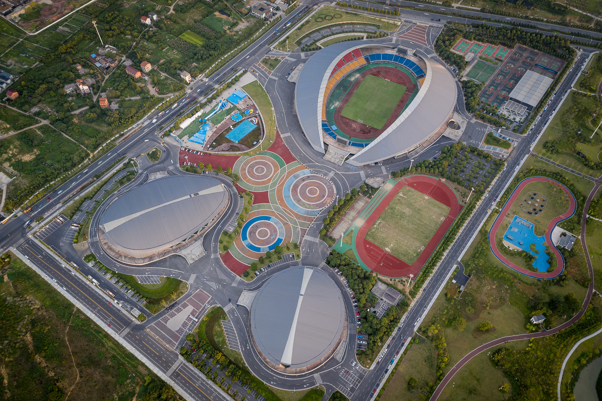 体育场馆规划布局的原则是什么现代体育建筑的设计特点有哪些 用800字帮我描述