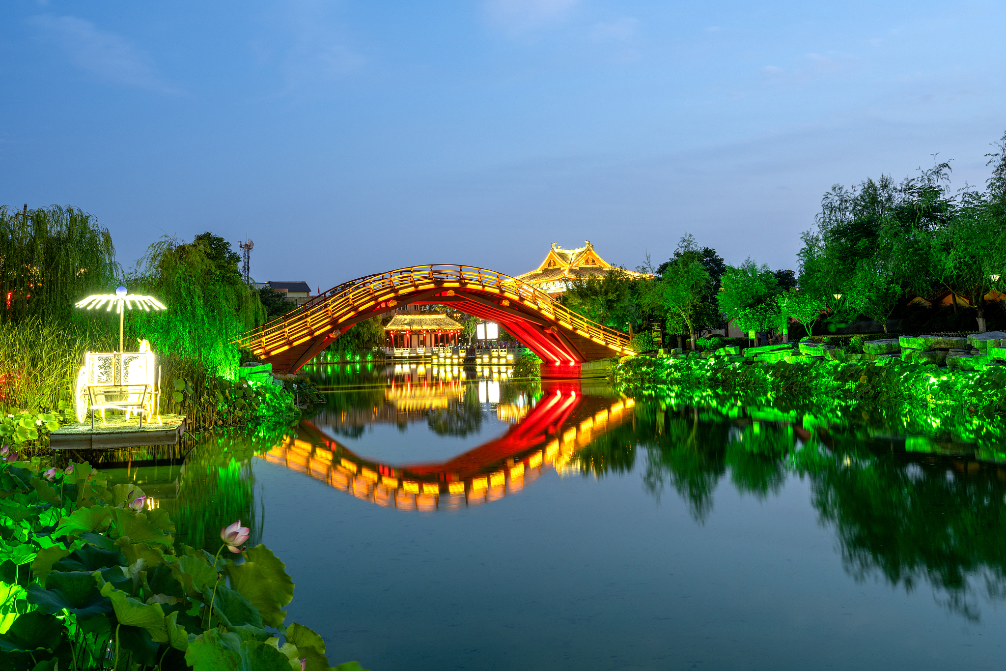 中国河南开封大宋御河夜景