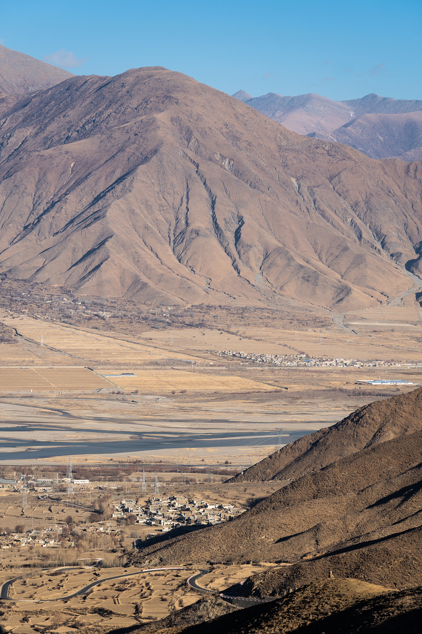 请帮我写中国高寒高海拔地区和夏热冬暖地区特点文章的绪论
