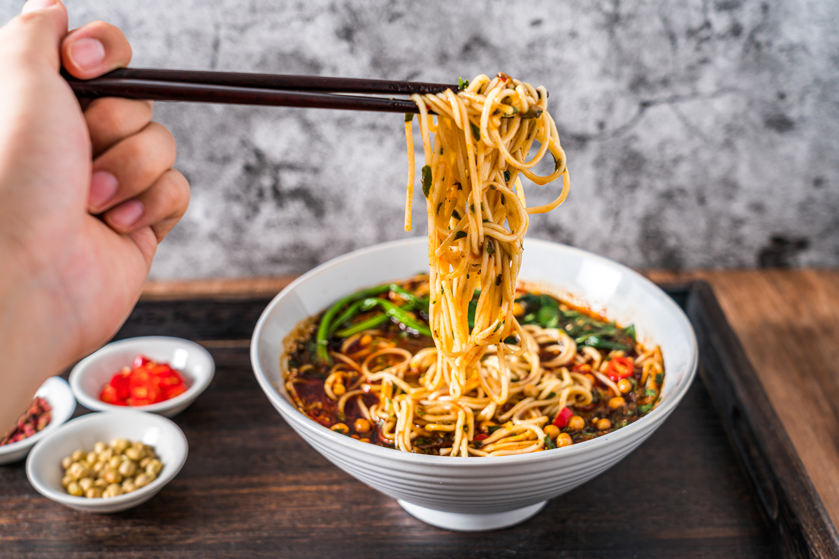 那一缕飘香的记忆：老北京炸酱面的滋味