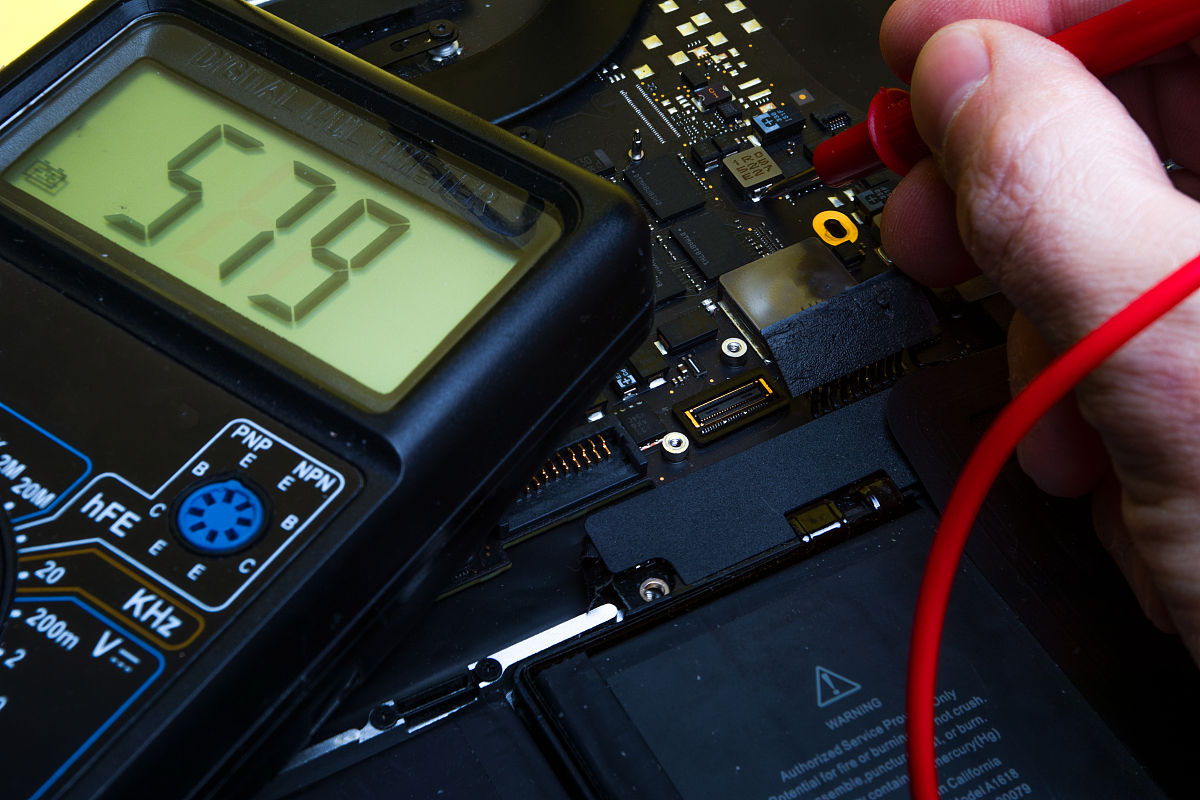 电动滑板车智能液晶彩屏仪表：实时数据显示、多功能操作、导航、蓝牙连接、设计美观、安全提醒、数据记录