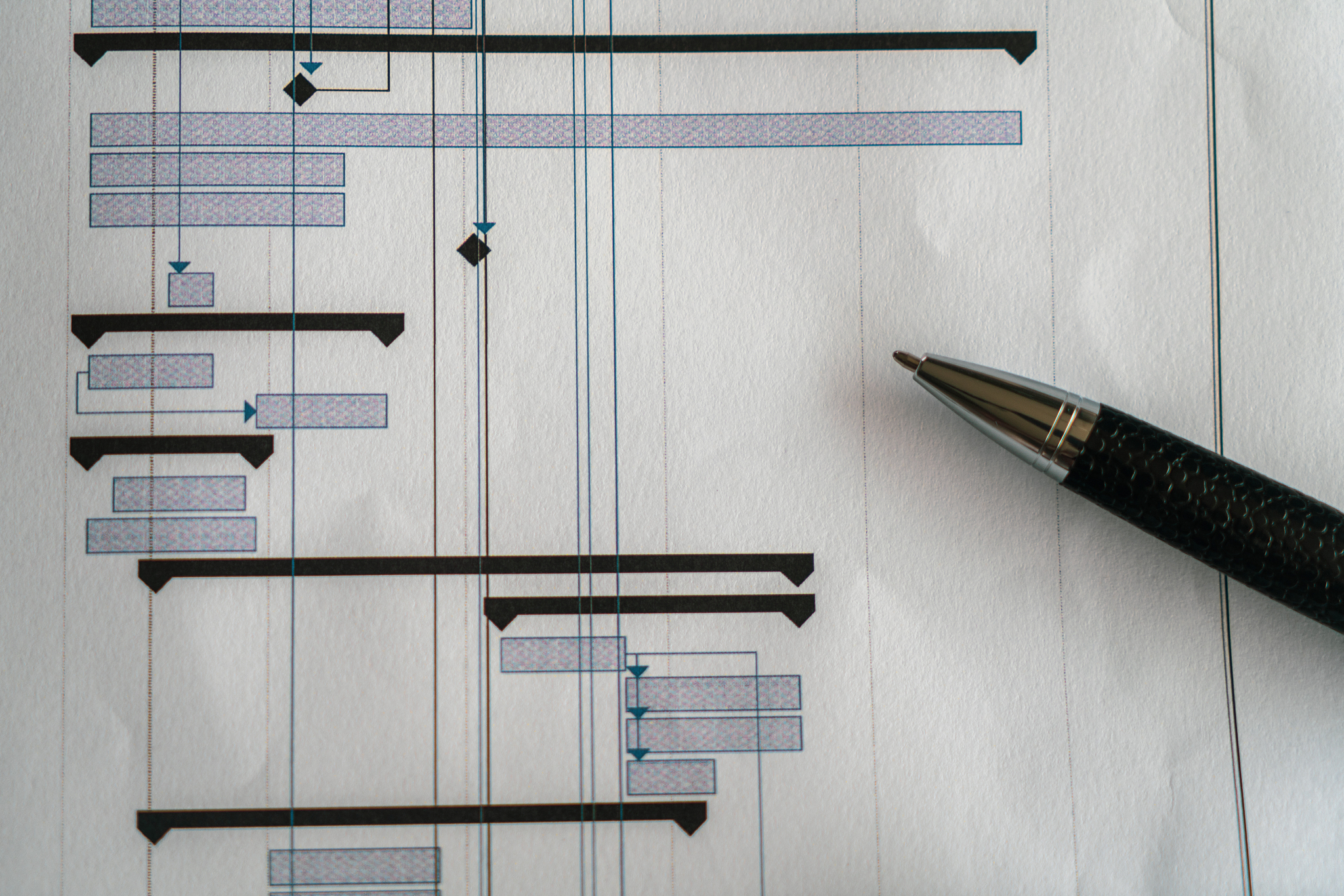 你是一名项目经理作为面试者回答在项目管理过程中您如何保证项目的质量和进度？