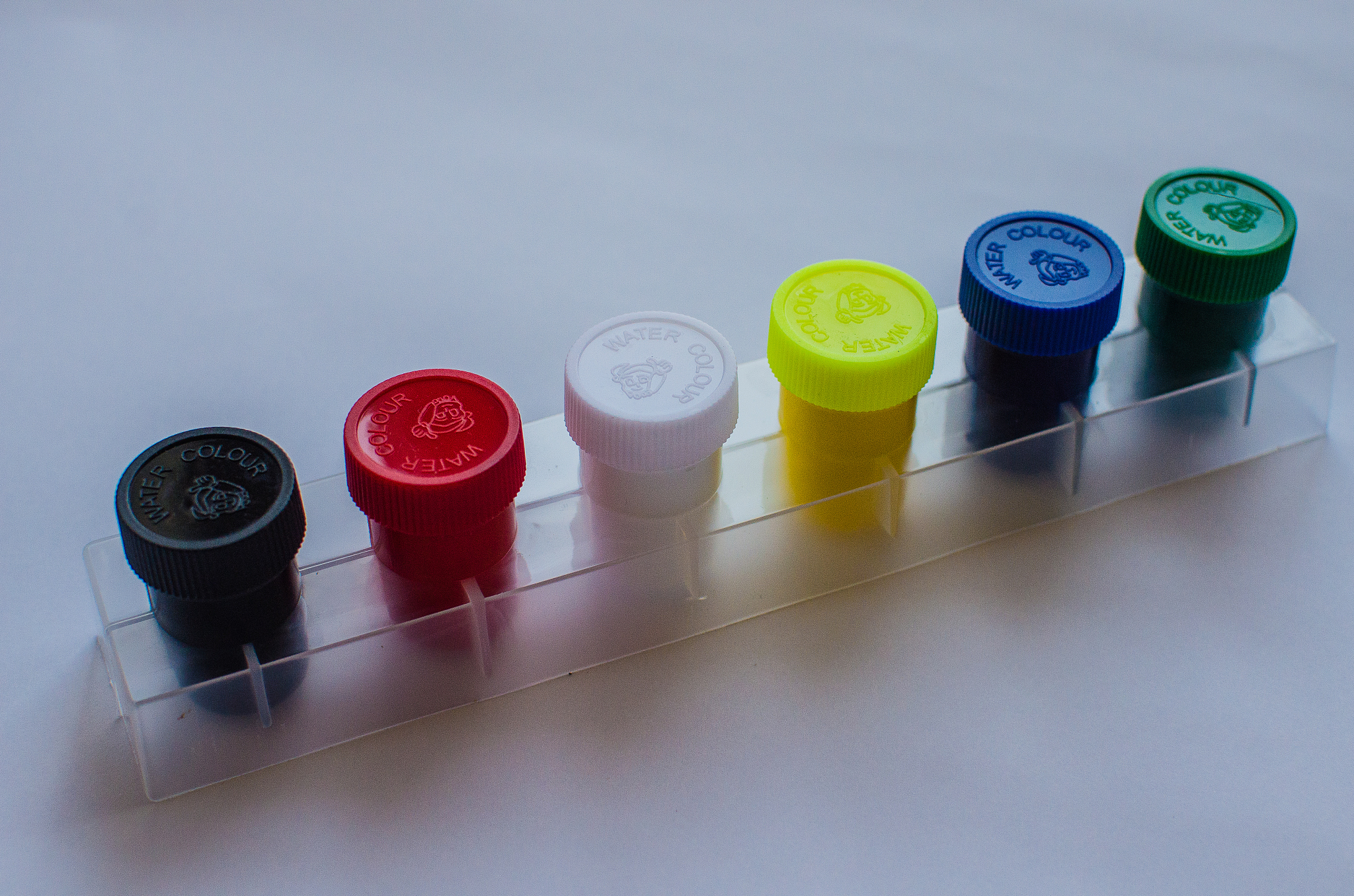 What are some key features to consider when selecting a color fastness rubbing tester