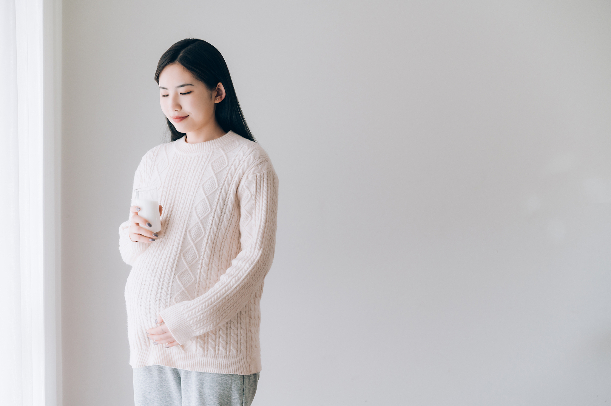 亚洲年轻孕妇喝牛奶