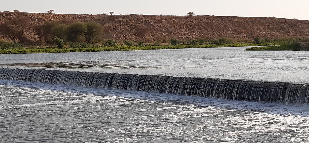 抛石防波堤堤内波浪运动的数值模拟