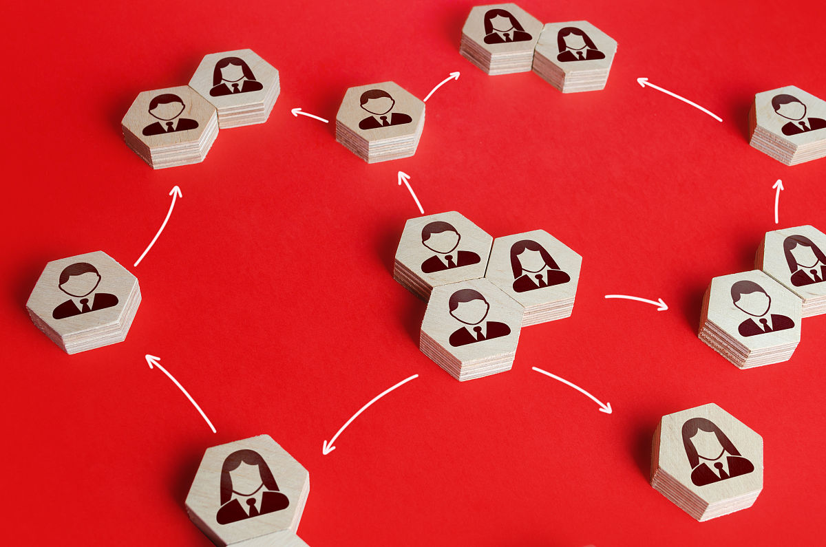 我要写一篇工程管理专业的毕业论文主题是《工程施工中对工程分包的管理》第3节主题为工程分包管理中的风险和约束结构是这样的：1、详细分析工程分包管理中可能存在的风险和约束如分包商能力不足、分包合同履行风险、沟通协调困难等。 2、探讨这些风险和约束对工程施工的影响并提出相应的应对策略和措施。请给我一个符合上述提纲的段落