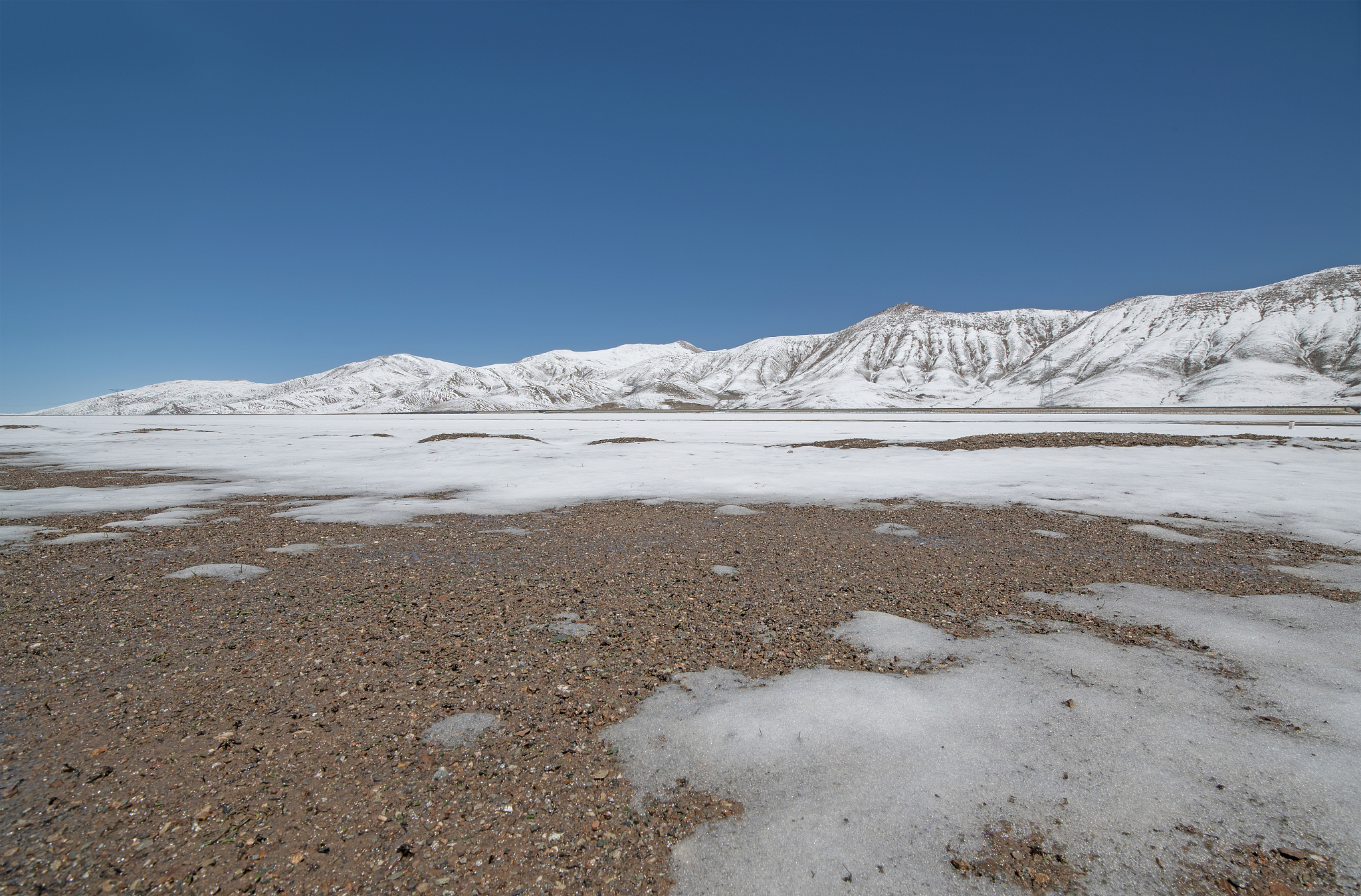 dirt road along qinghai-tibet highway