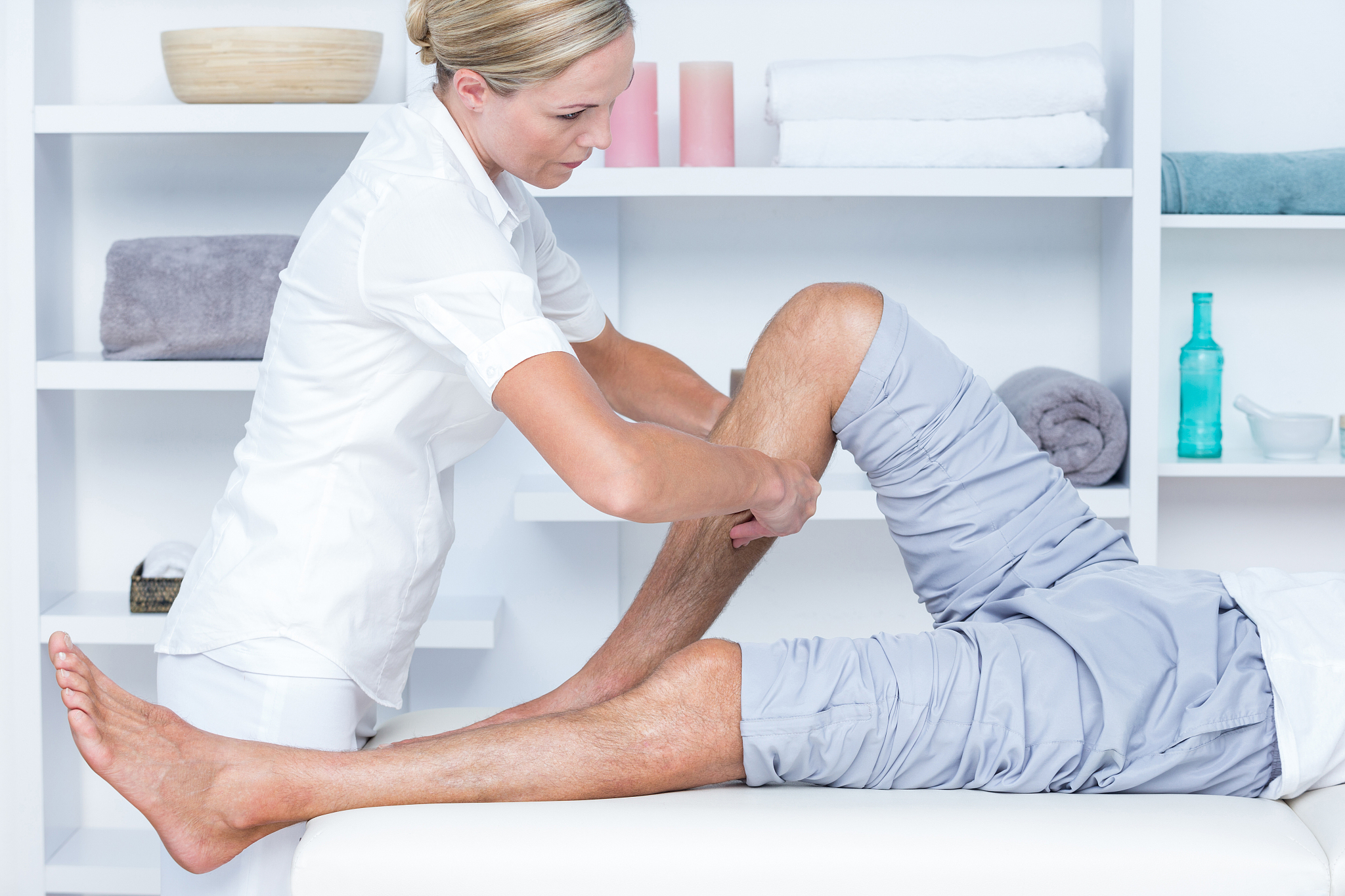 physiotherapist doing calf massa