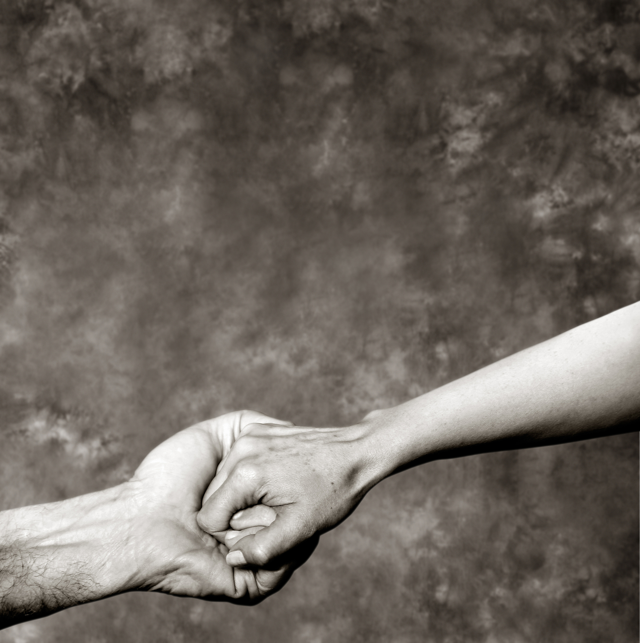 《摄影作品分析》期末试题请根据下例摄影作品试从摄影专业的角度撰写一篇分析文章。要求必须观点明确、分析思路清晰、文章结构完整、语言文字通顺文章字数不得少于1500字。撰写顺序 1 主题思想2 综合造型技巧的详细分析3 分析总结 ;图片是：《牵手》浙江建德2016年吴宗其摄