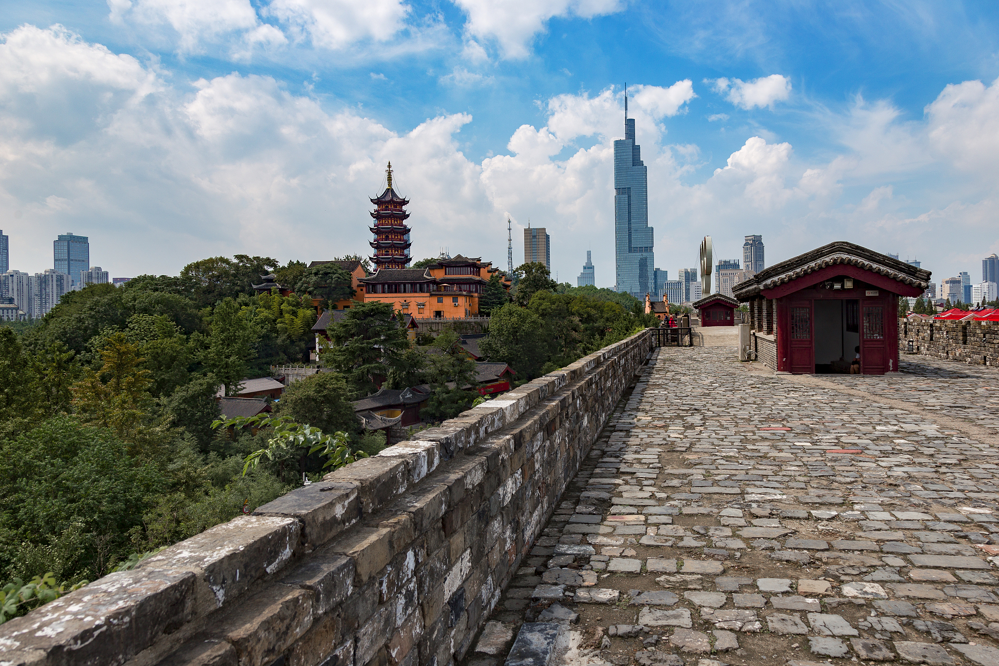 南京台城望紫峰与鸡鸣寺