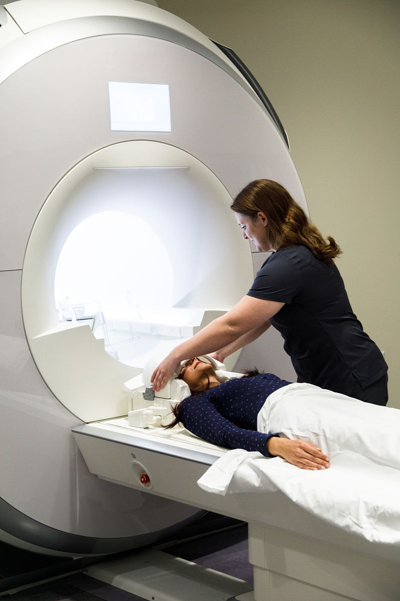 研究院准备立项的高端医学影像设备无液氦超导磁体项目需要一份规范的商业计划书请根据提纲撰写一份商业计划书： 一、项目背景和概述 11 项目背景介绍 12 项目概述和目标 二、市场分析及需求 21 行业市场分析 22 市场需求分析 三、技术方案及优势 31 技术方案介绍 32 与竞争对手的比较优势 四、运营模式及盈利预测 41 运营模式 42 盈利预测 五、团队介绍及管理架构 51 团队介绍 52 管