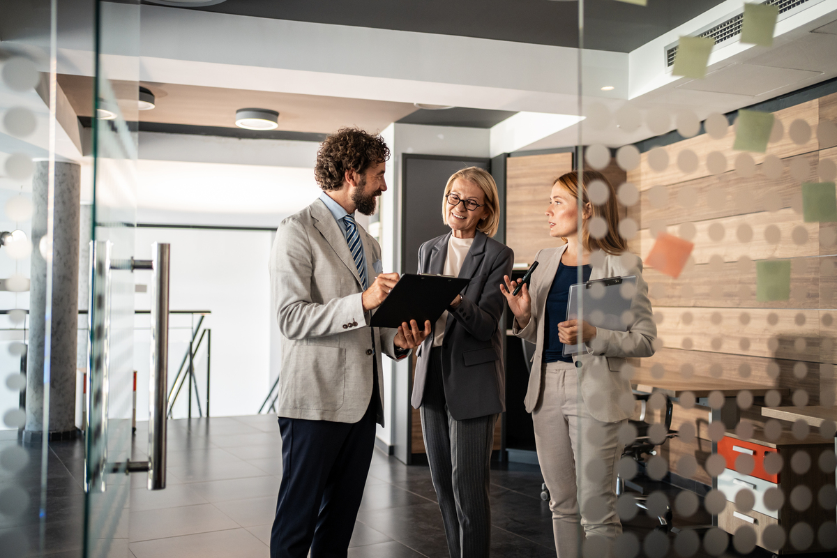 帮我翻译：Contrary to popular myth immigrants do not push Americans out of jobs Immigrants tend to fill jobs that Americans cannot or will not fill mostly at the high and low ends of the skill spectrum Imm